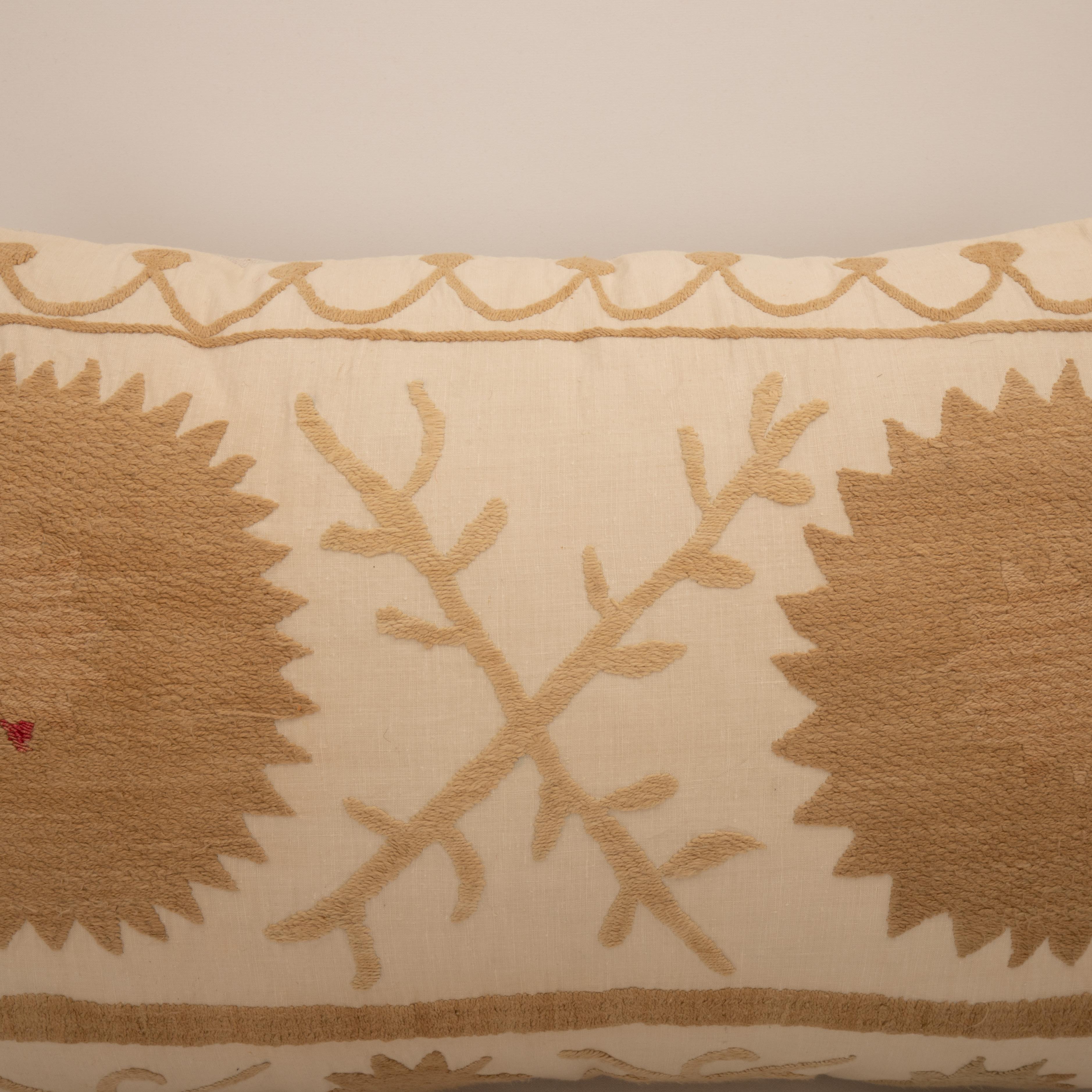 Brodé Housse de coussin réalisée à partir d'un Suzani du milieu du 20e C., Ouzbékistan en vente