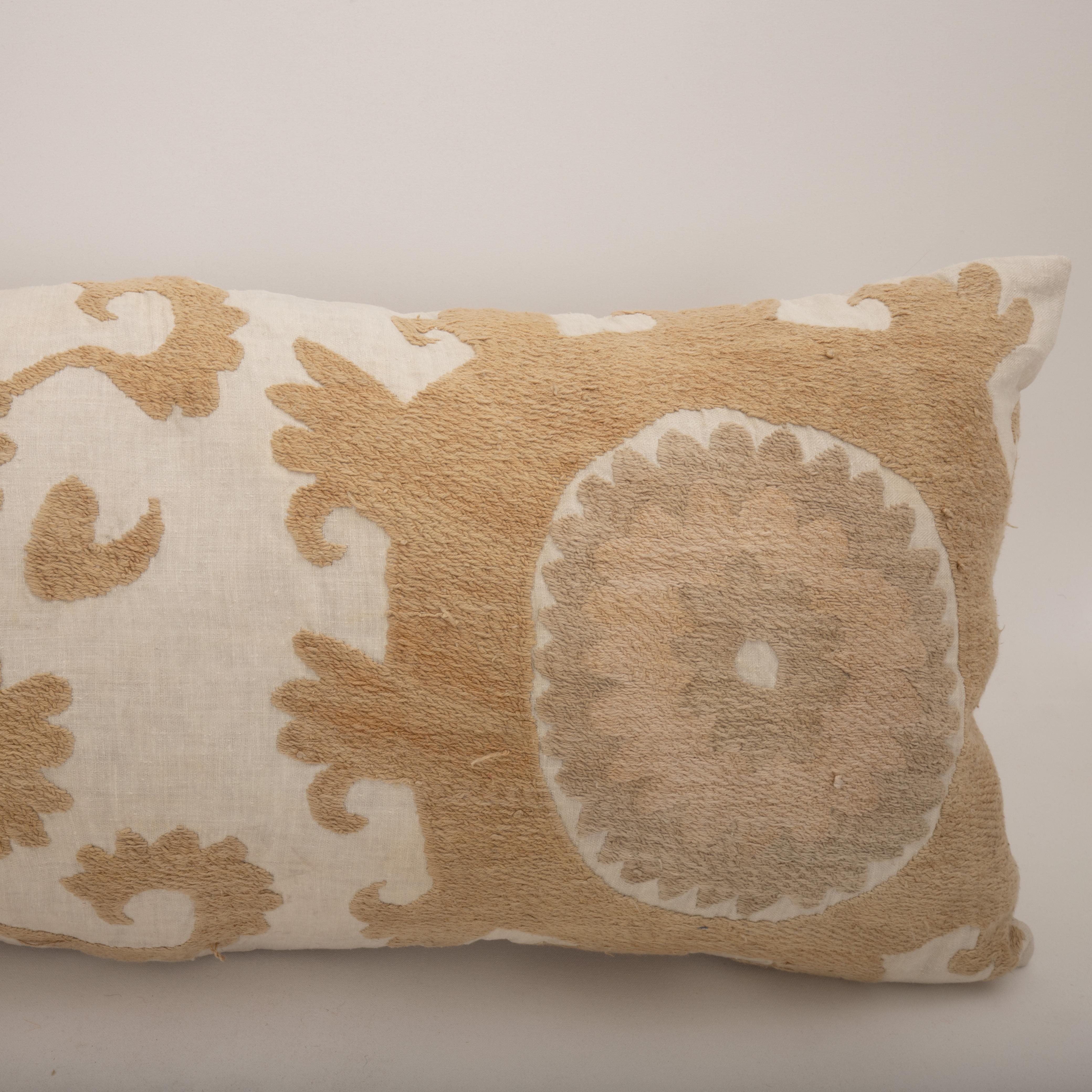 Brodé Housse de coussin réalisée à partir d'un Suzani du milieu du 20e C., Ouzbékistan en vente