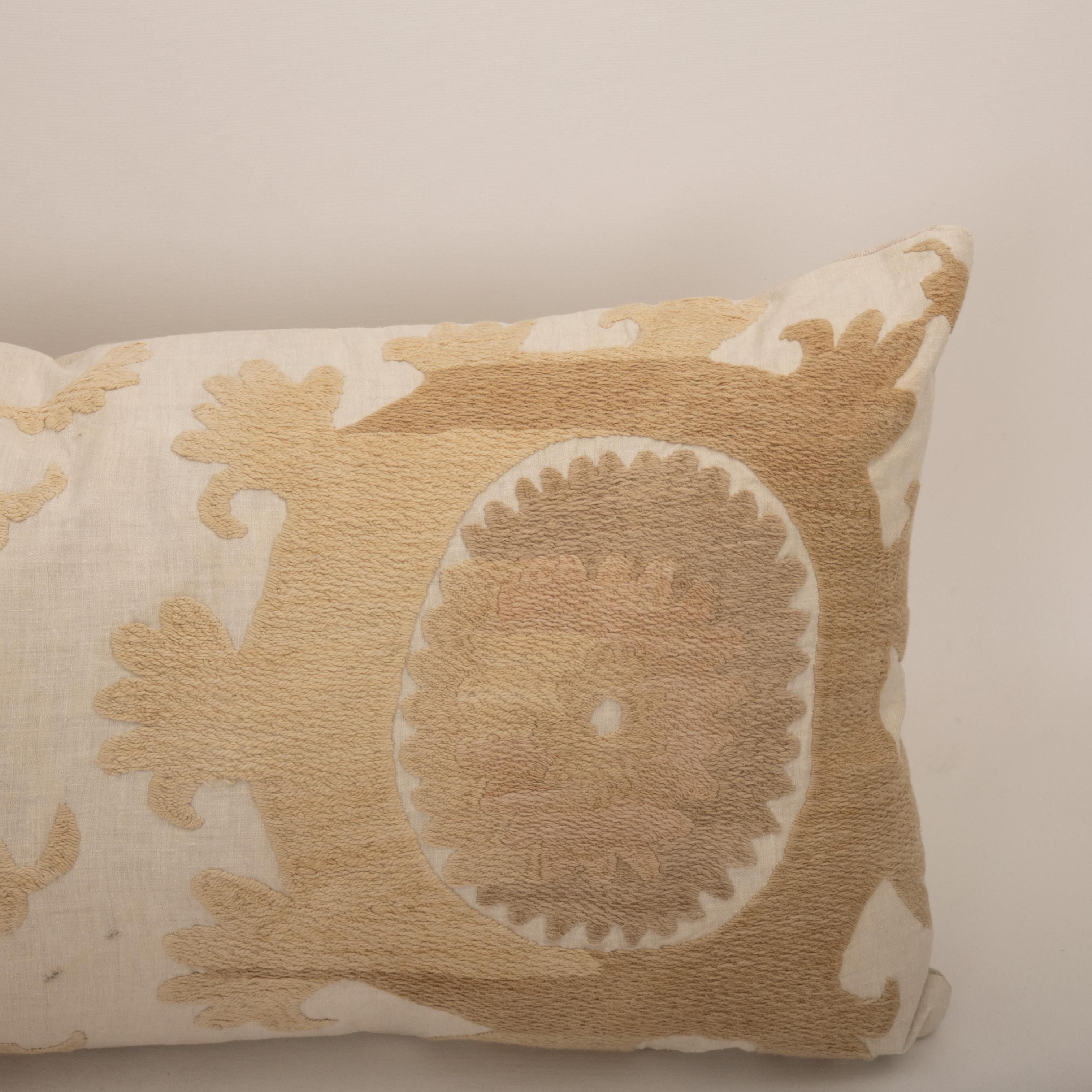 Brodé Housse de coussin réalisée à partir d'un Suzani du milieu du 20e C., Ouzbékistan en vente