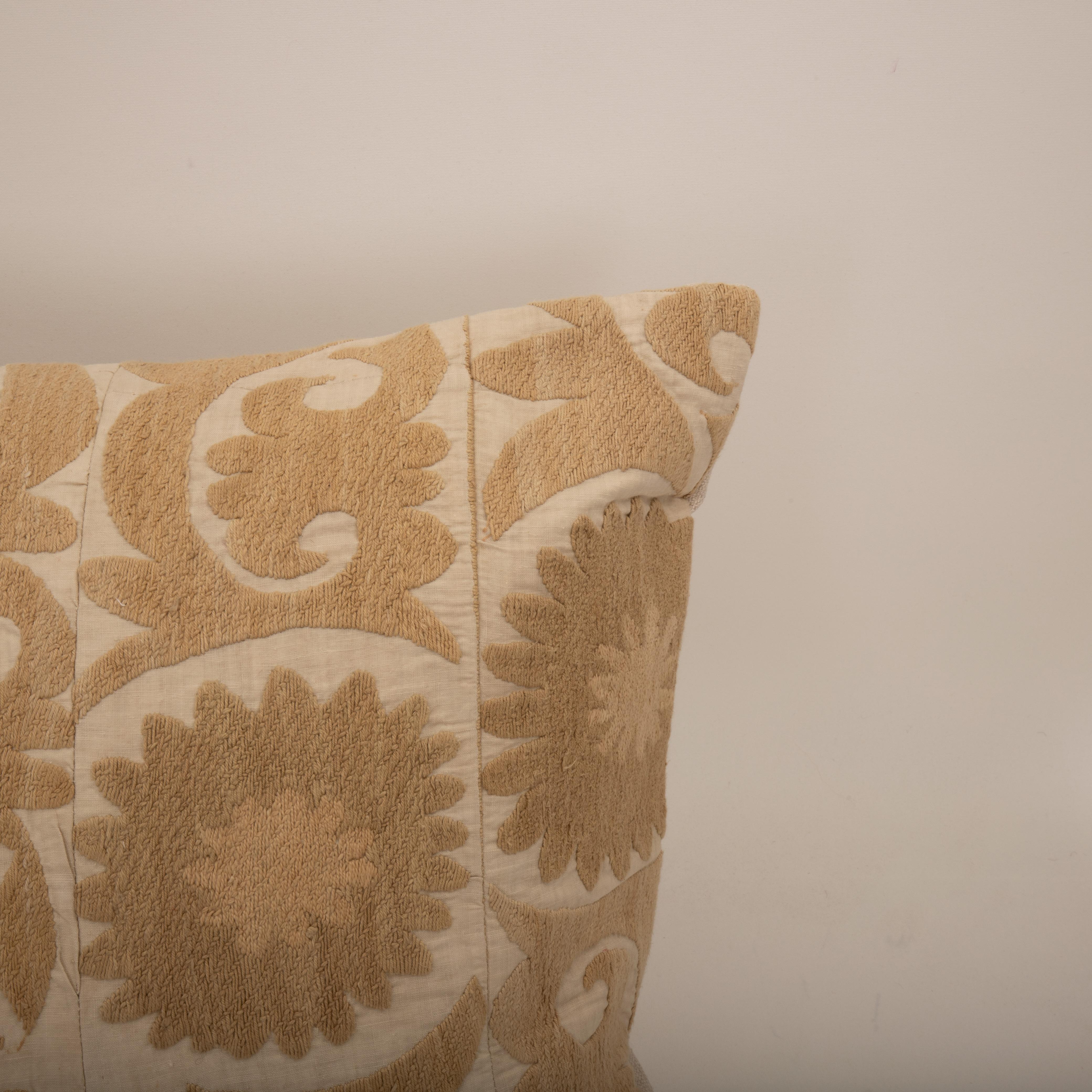 Brodé Housse de coussin réalisée à partir d'un Suzani du milieu du 20e C., Ouzbékistan en vente