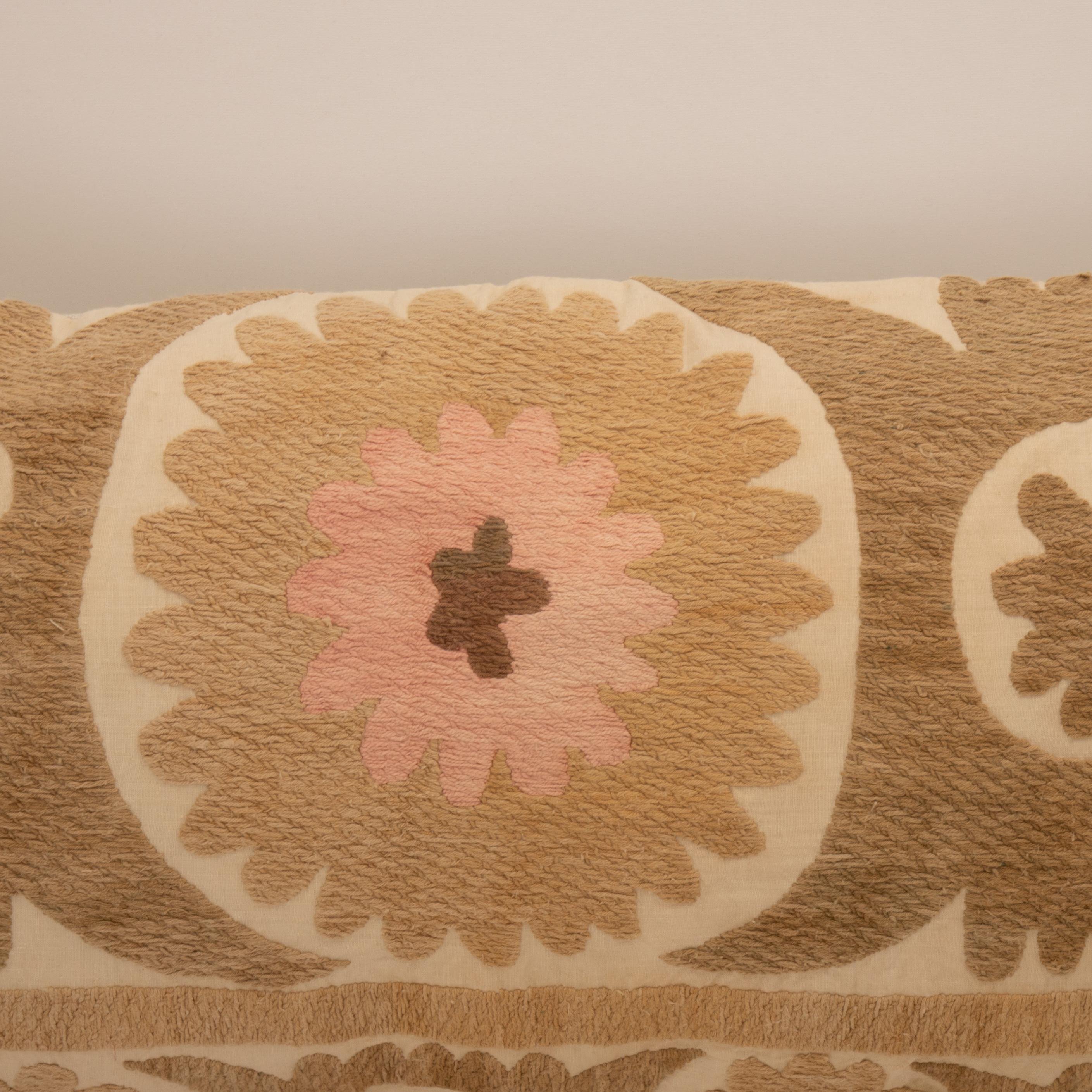 Housse de coussin réalisée à partir d'un Suzani du milieu du 20e C., Ouzbékistan Bon état - En vente à Istanbul, TR