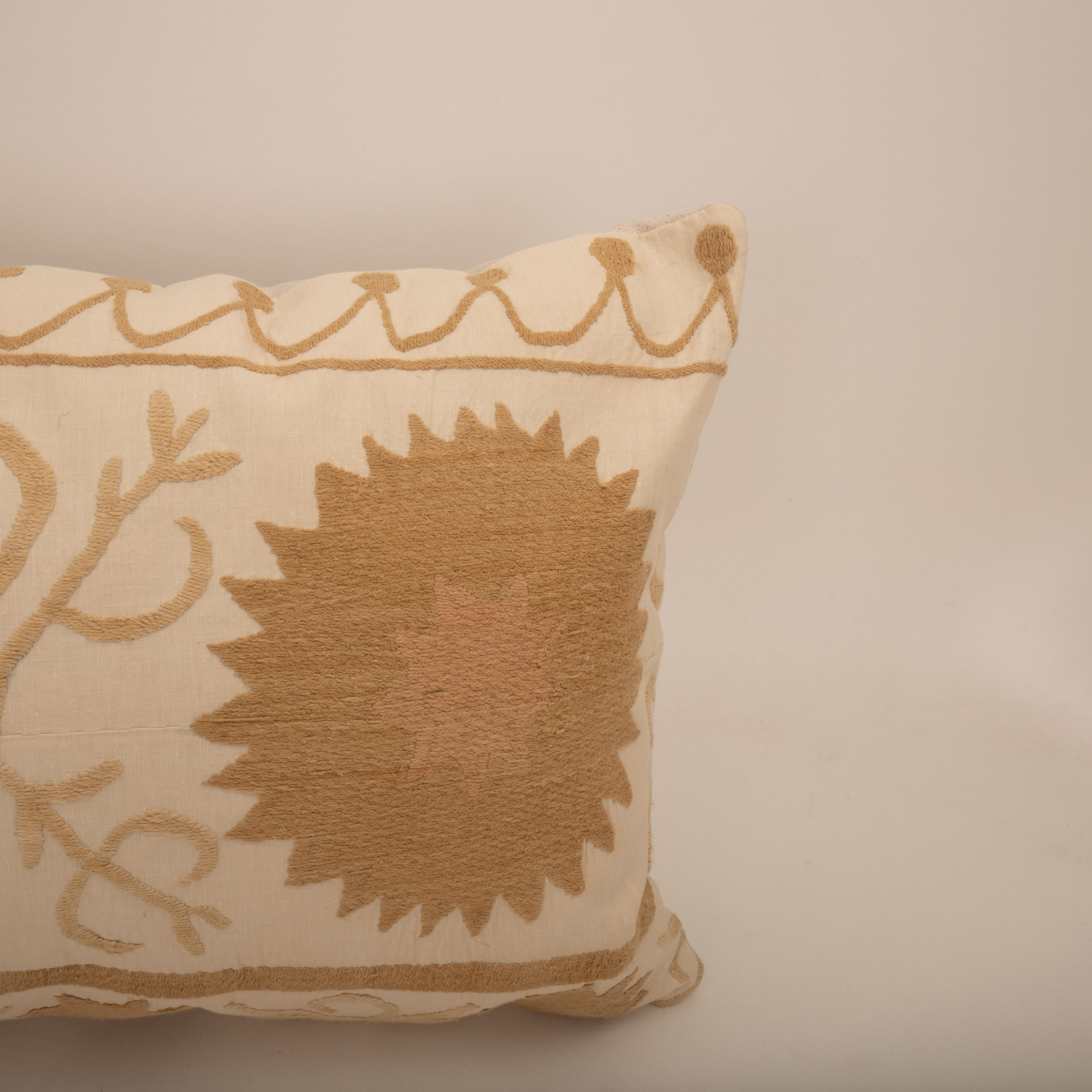 Brodé Housse de coussin réalisée à partir d'un Suzani du milieu du 20e C., Ouzbékistan en vente