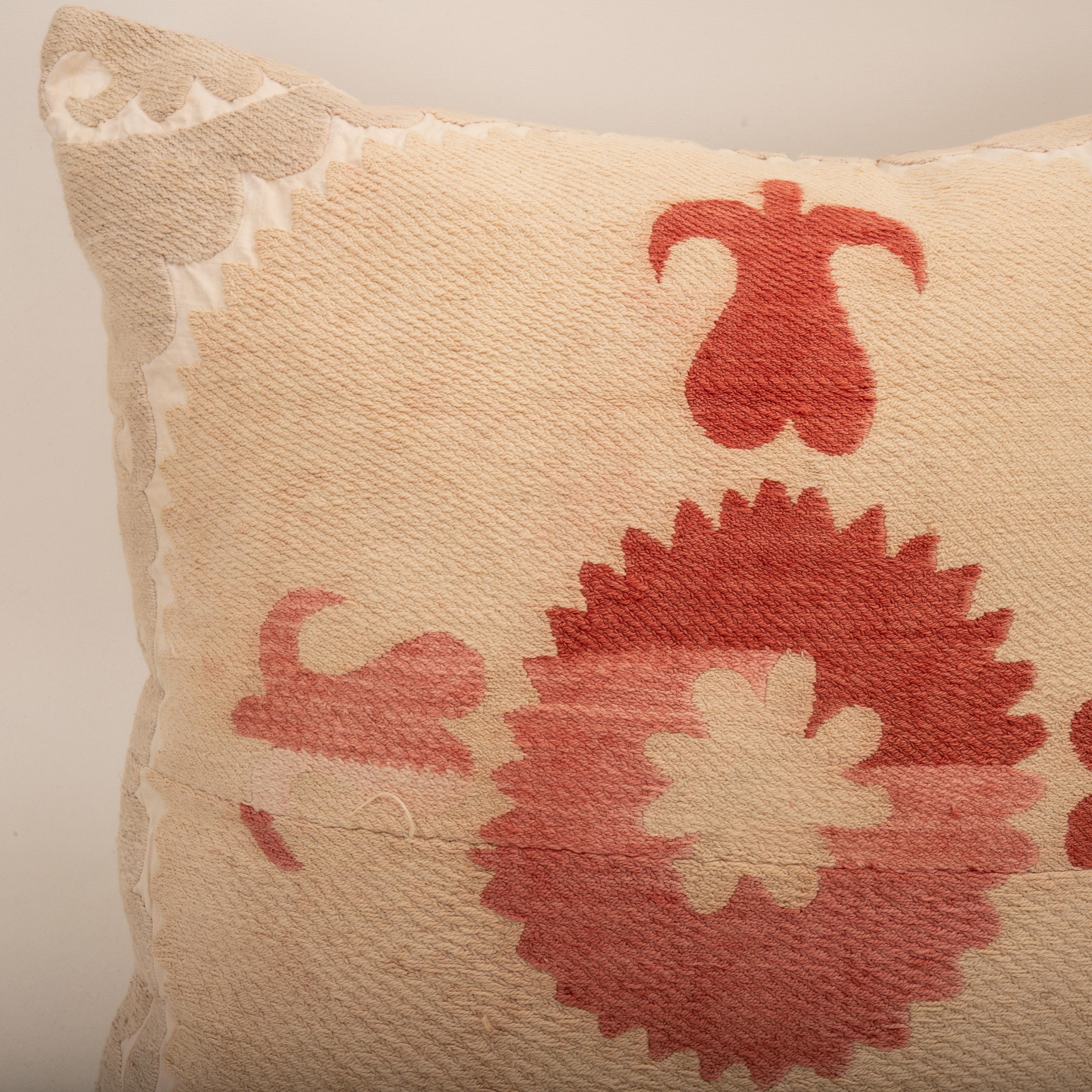 Brodé Housse de coussin réalisée à partir d'un Suzani du milieu du 20e C., Ouzbékistan en vente