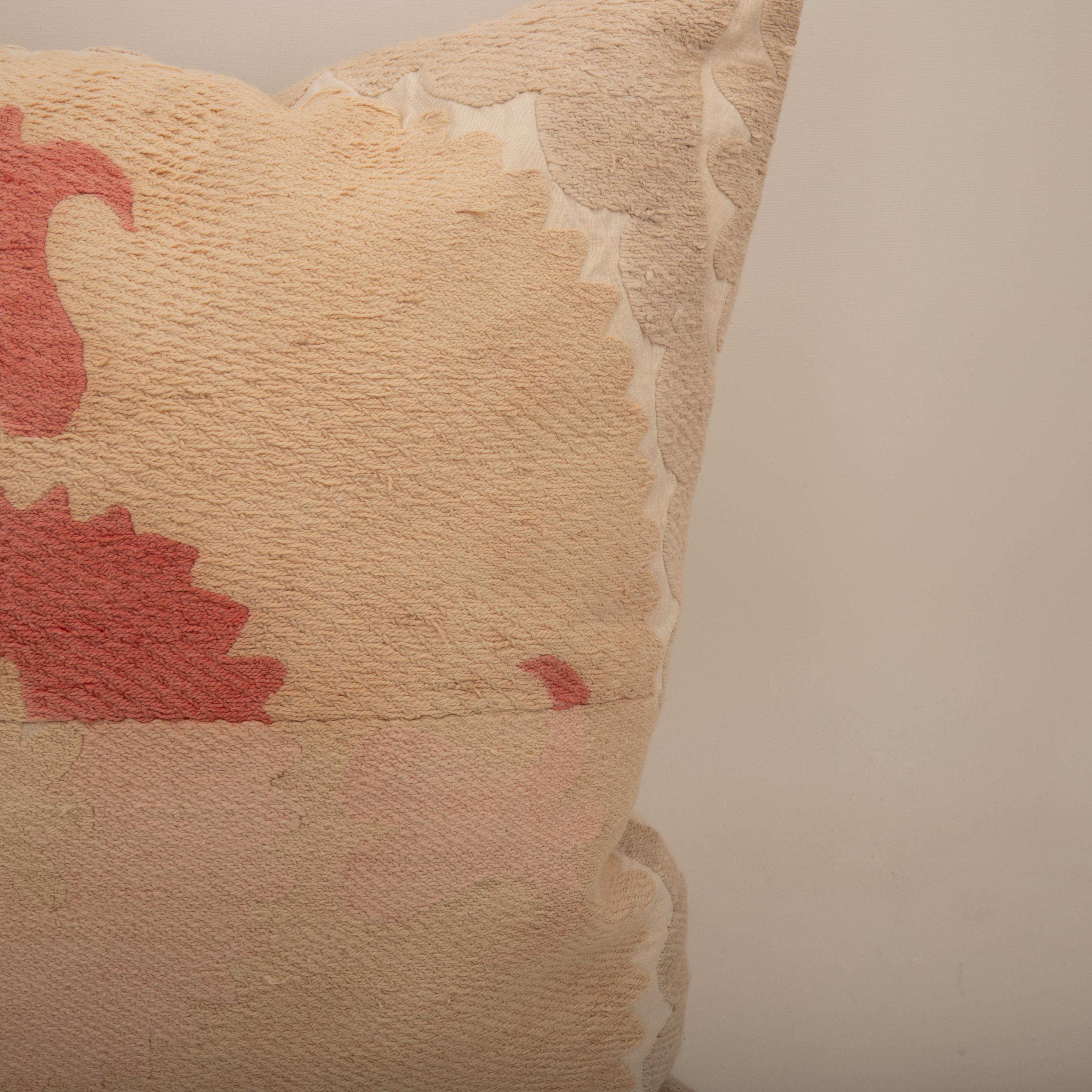 Brodé Housse de coussin réalisée à partir d'un Suzani du milieu du 20e C., Ouzbékistan en vente