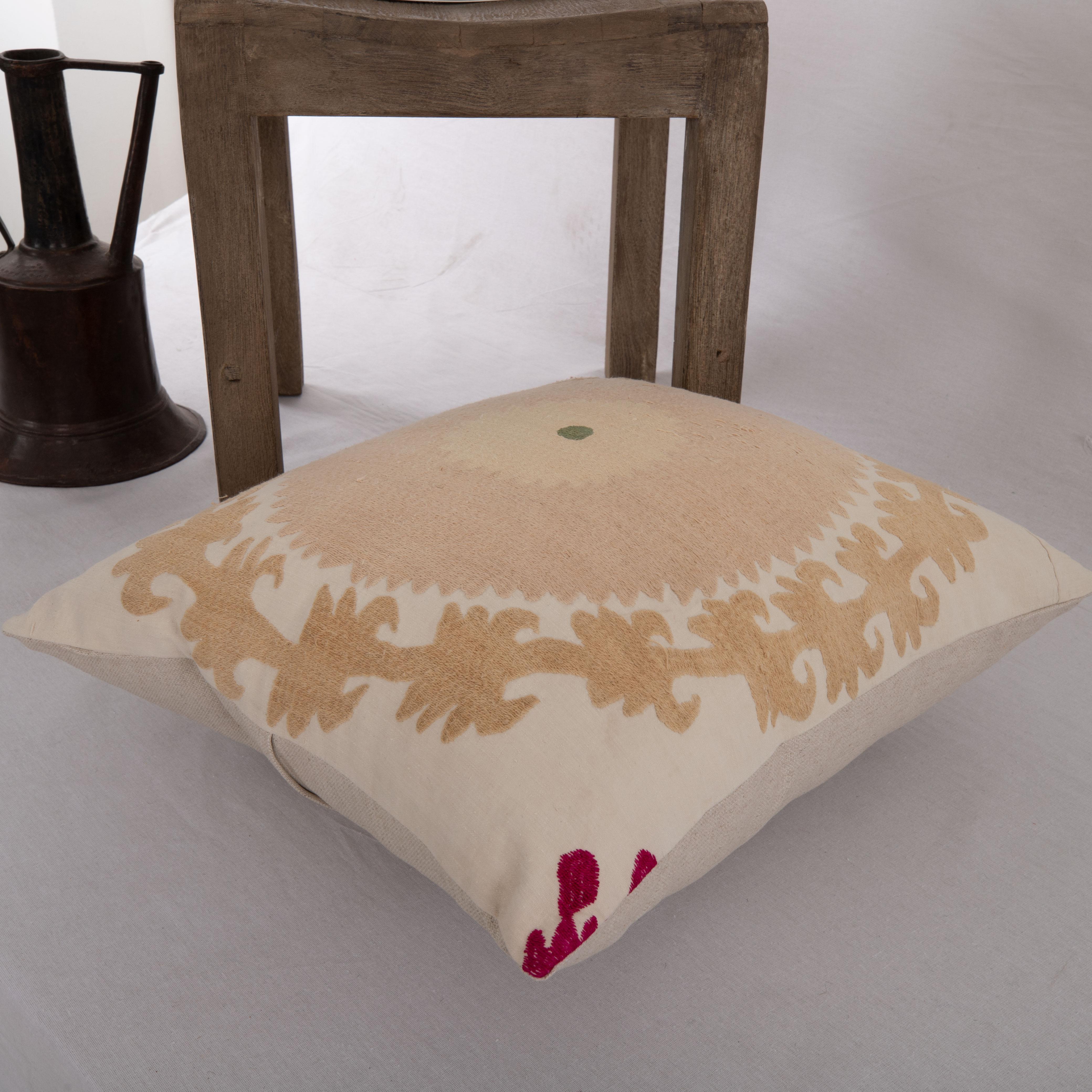 Housse de coussin réalisée à partir d'un Suzani du milieu du 20e C., Ouzbékistan Bon état - En vente à Istanbul, TR