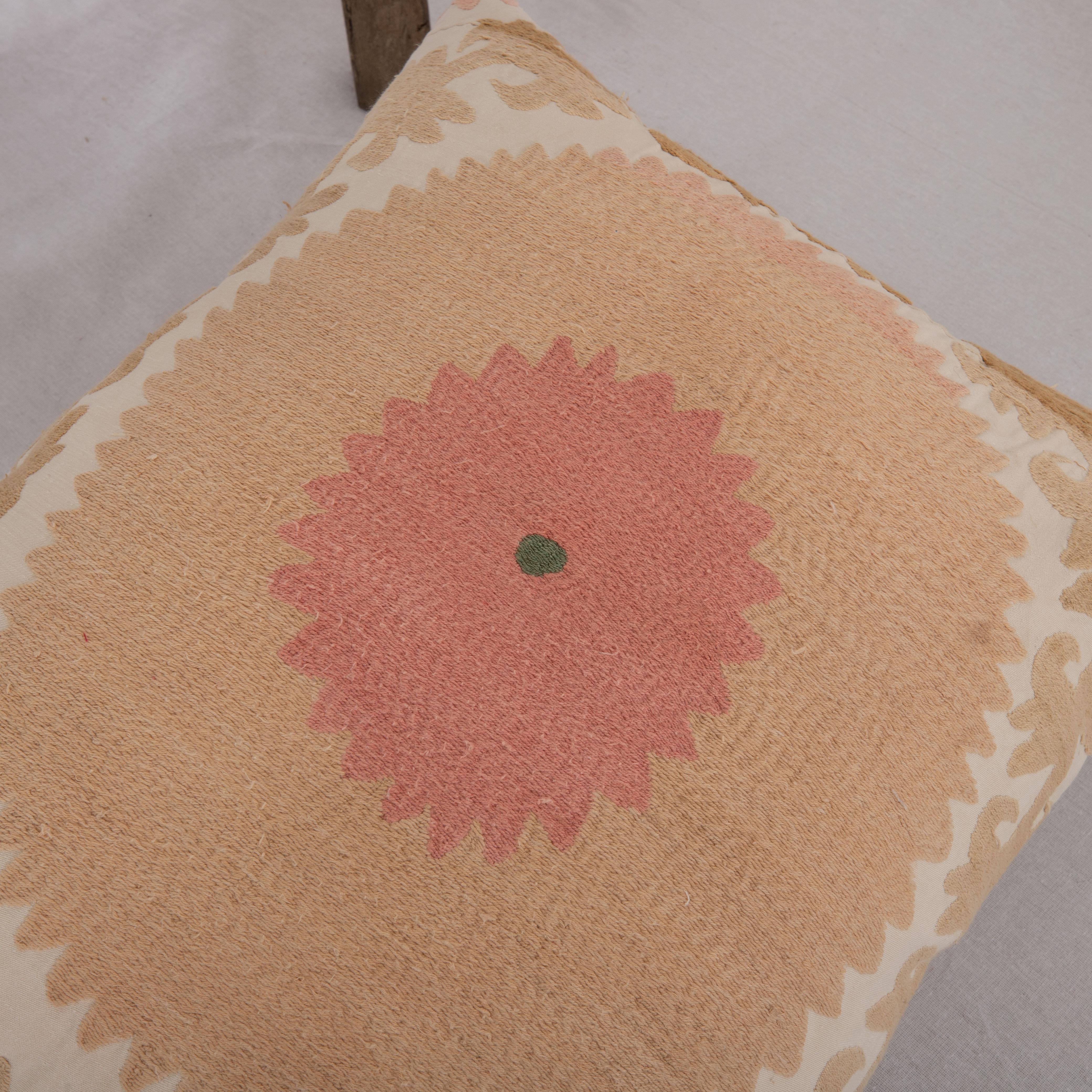 Housse de coussin réalisée à partir d'un Suzani du milieu du 20e C., Ouzbékistan Bon état - En vente à Istanbul, TR