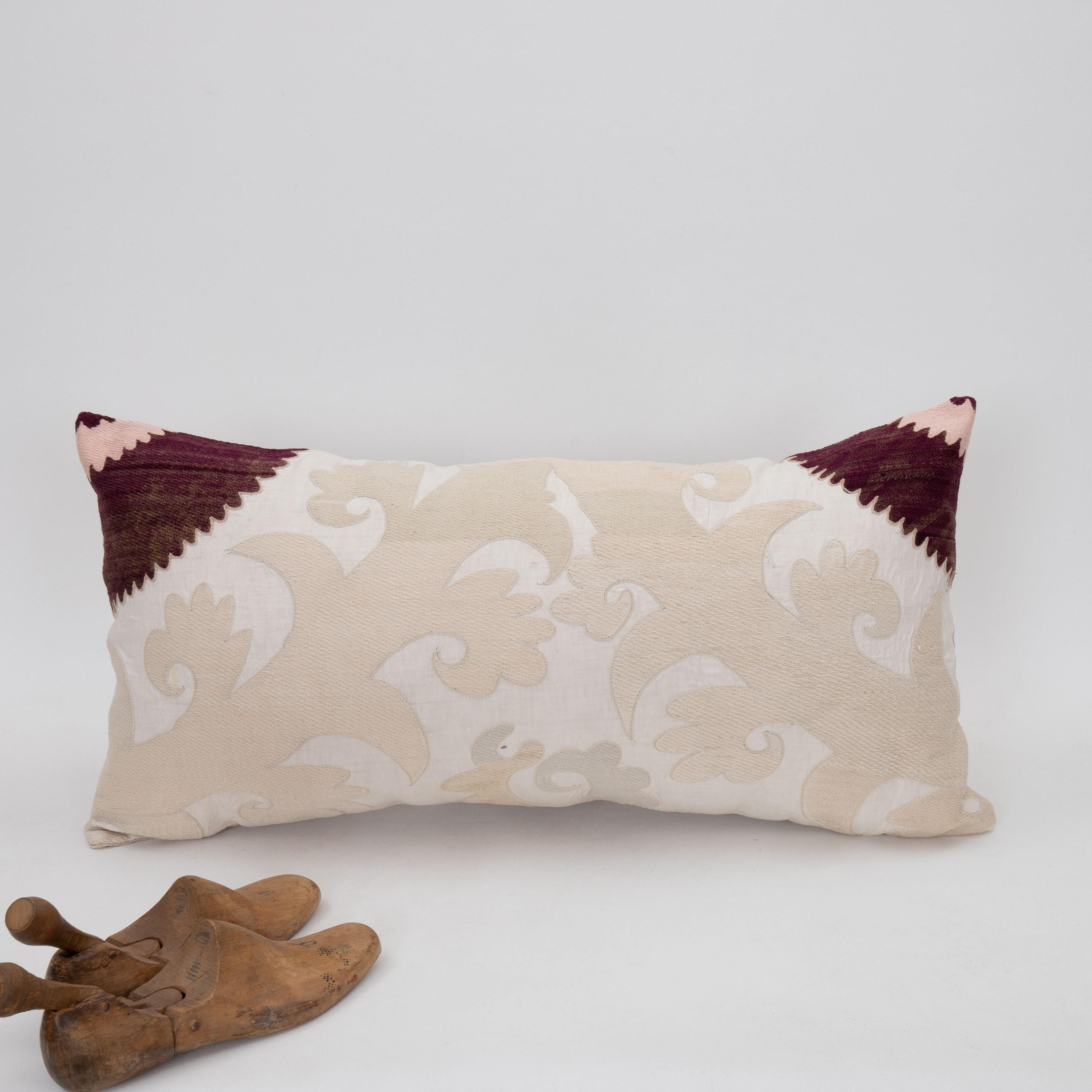 Housse de coussin réalisée à partir d'un Suzani du milieu du 20e C., Ouzbékistan Bon état - En vente à Istanbul, TR