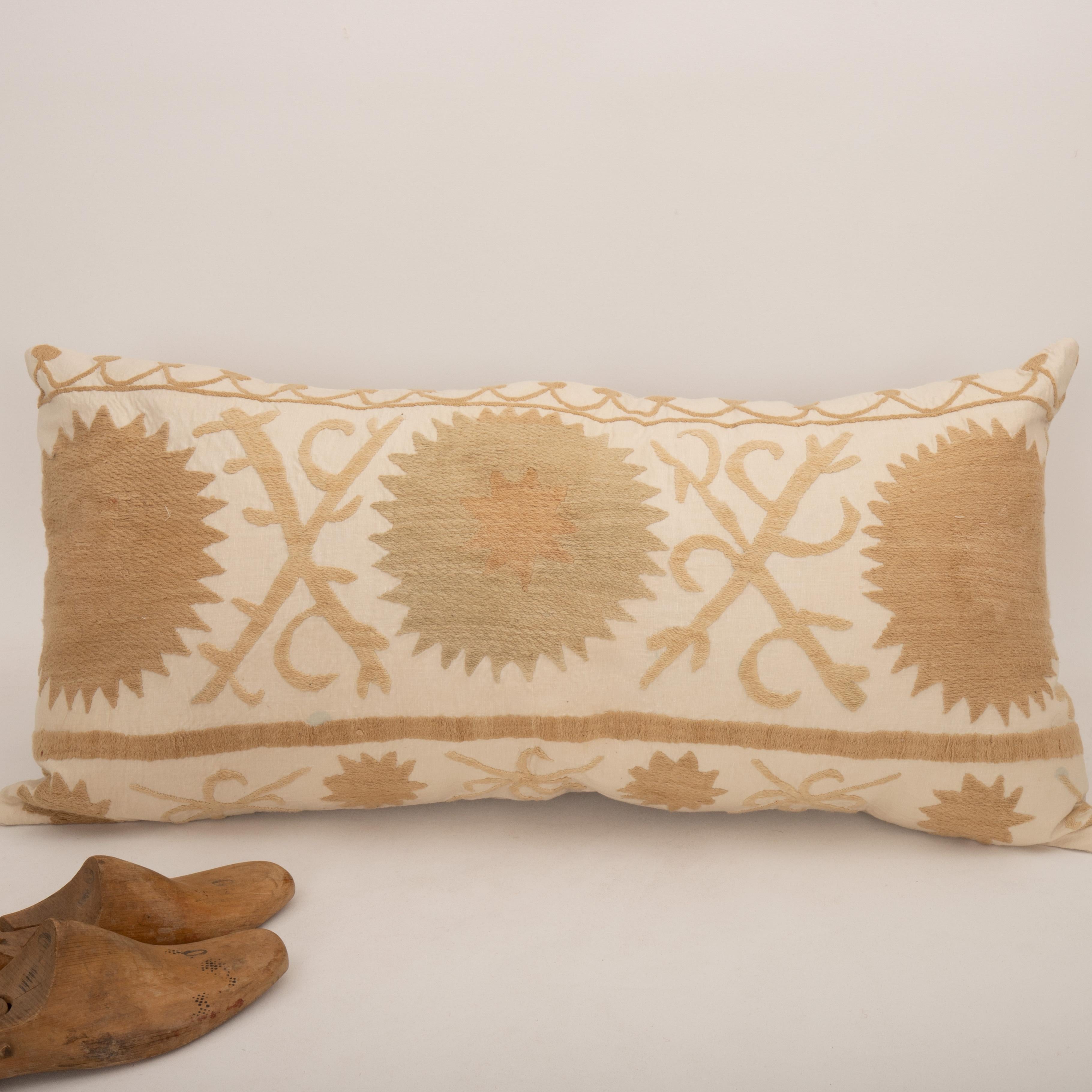 Housse de coussin réalisée à partir d'un Suzani du milieu du 20e C., Ouzbékistan Bon état - En vente à Istanbul, TR