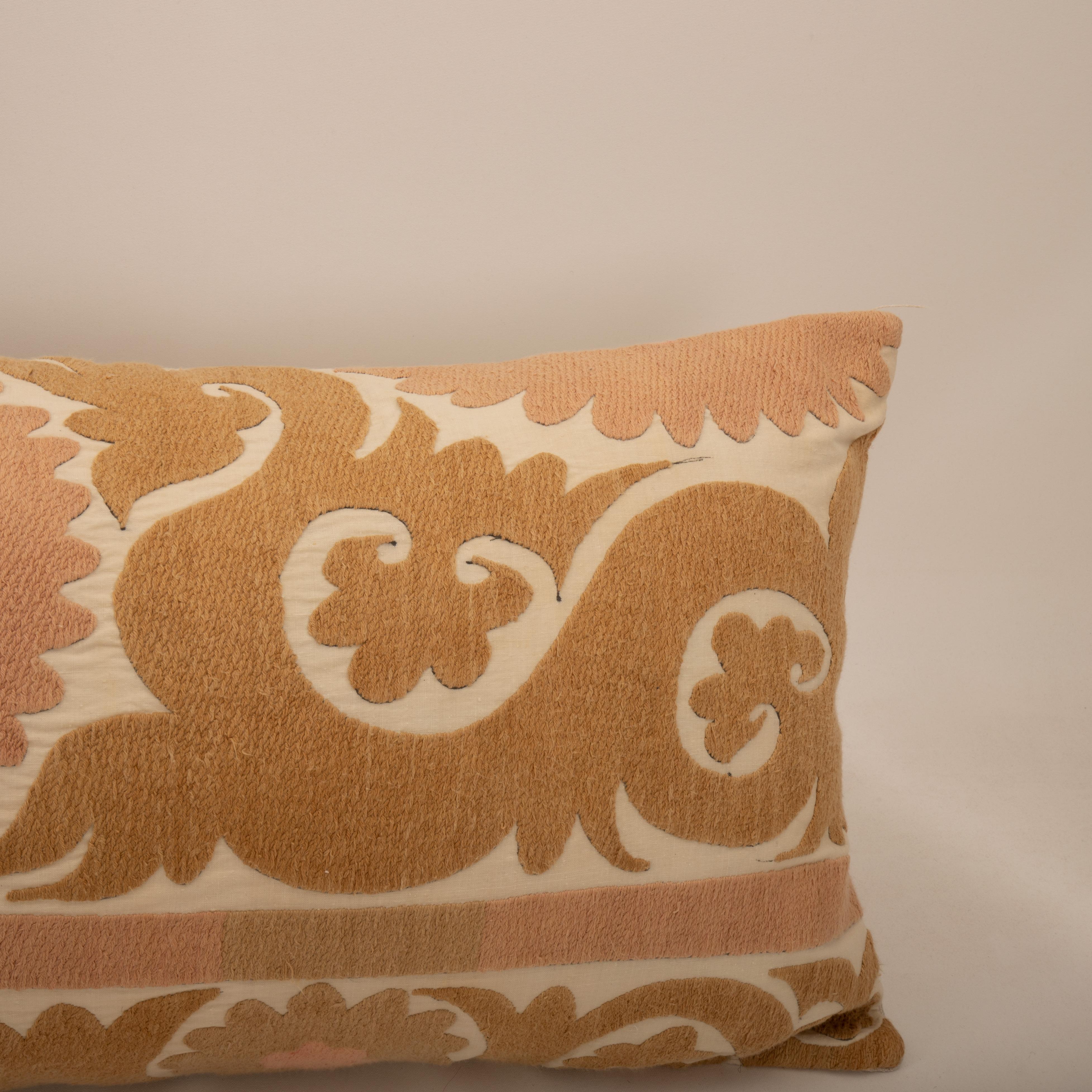 Housse de coussin réalisée à partir d'un Suzani du milieu du 20e C., Ouzbékistan Bon état - En vente à Istanbul, TR
