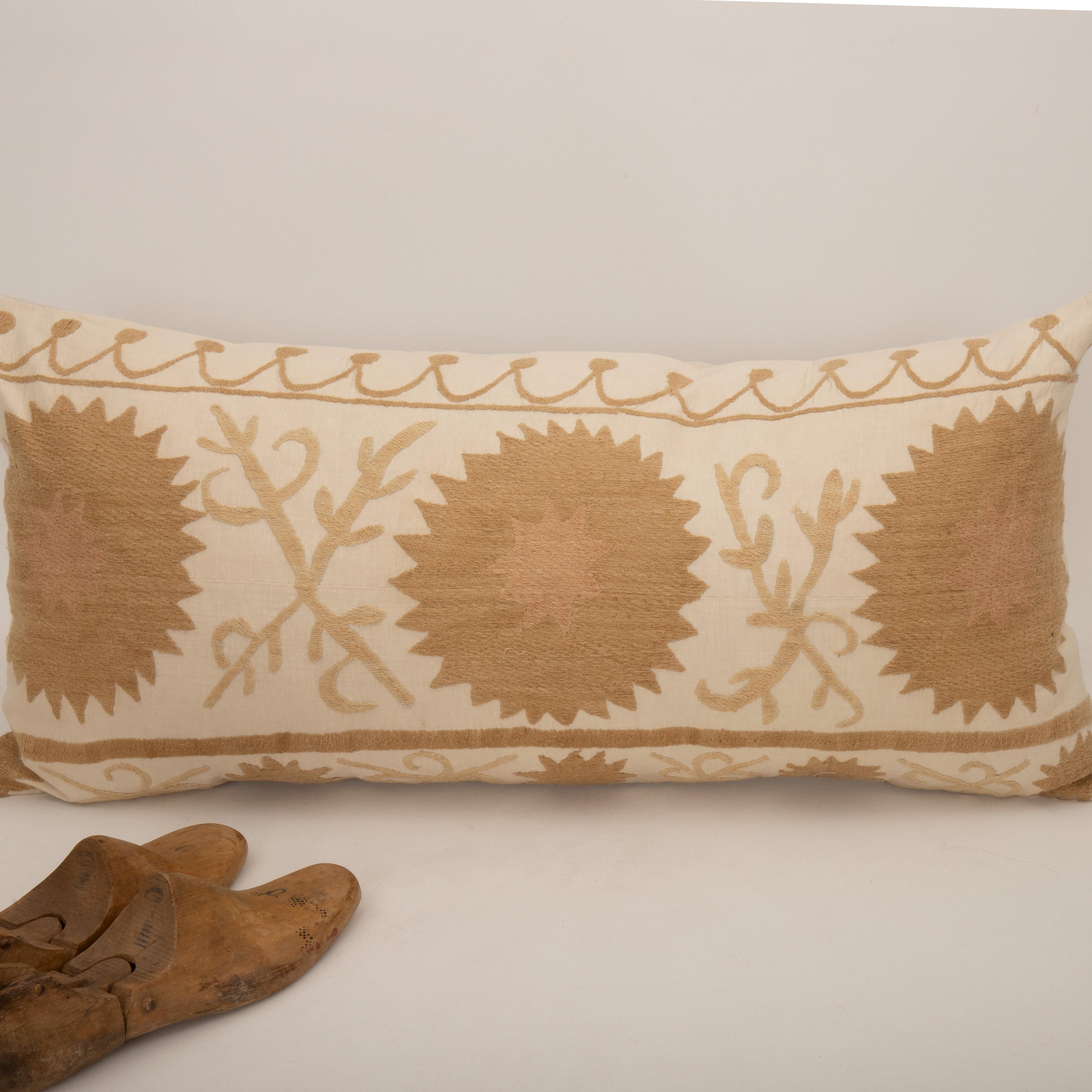 Housse de coussin réalisée à partir d'un Suzani du milieu du 20e C., Ouzbékistan Bon état - En vente à Istanbul, TR