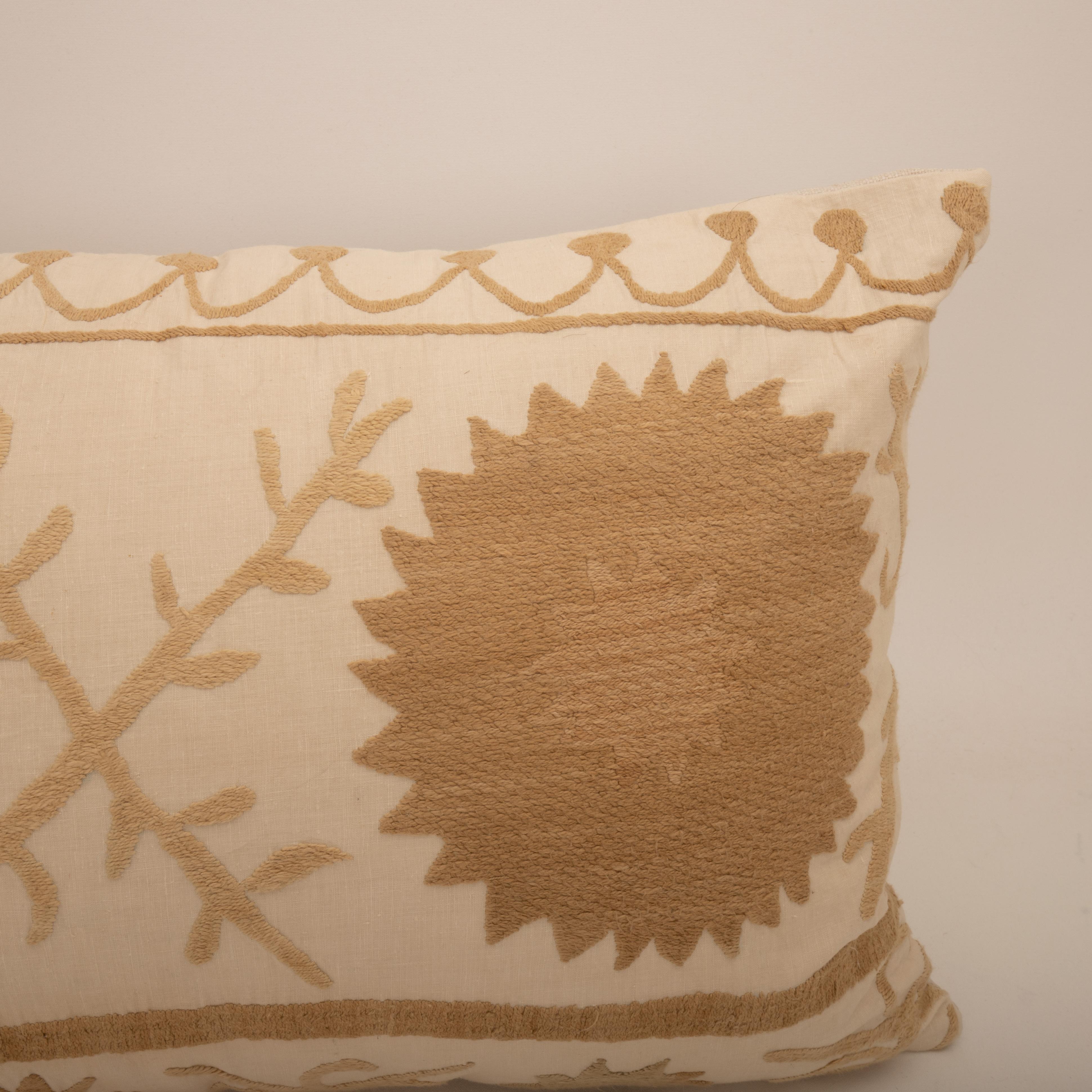 Housse de coussin réalisée à partir d'un Suzani du milieu du 20e C., Ouzbékistan Bon état - En vente à Istanbul, TR
