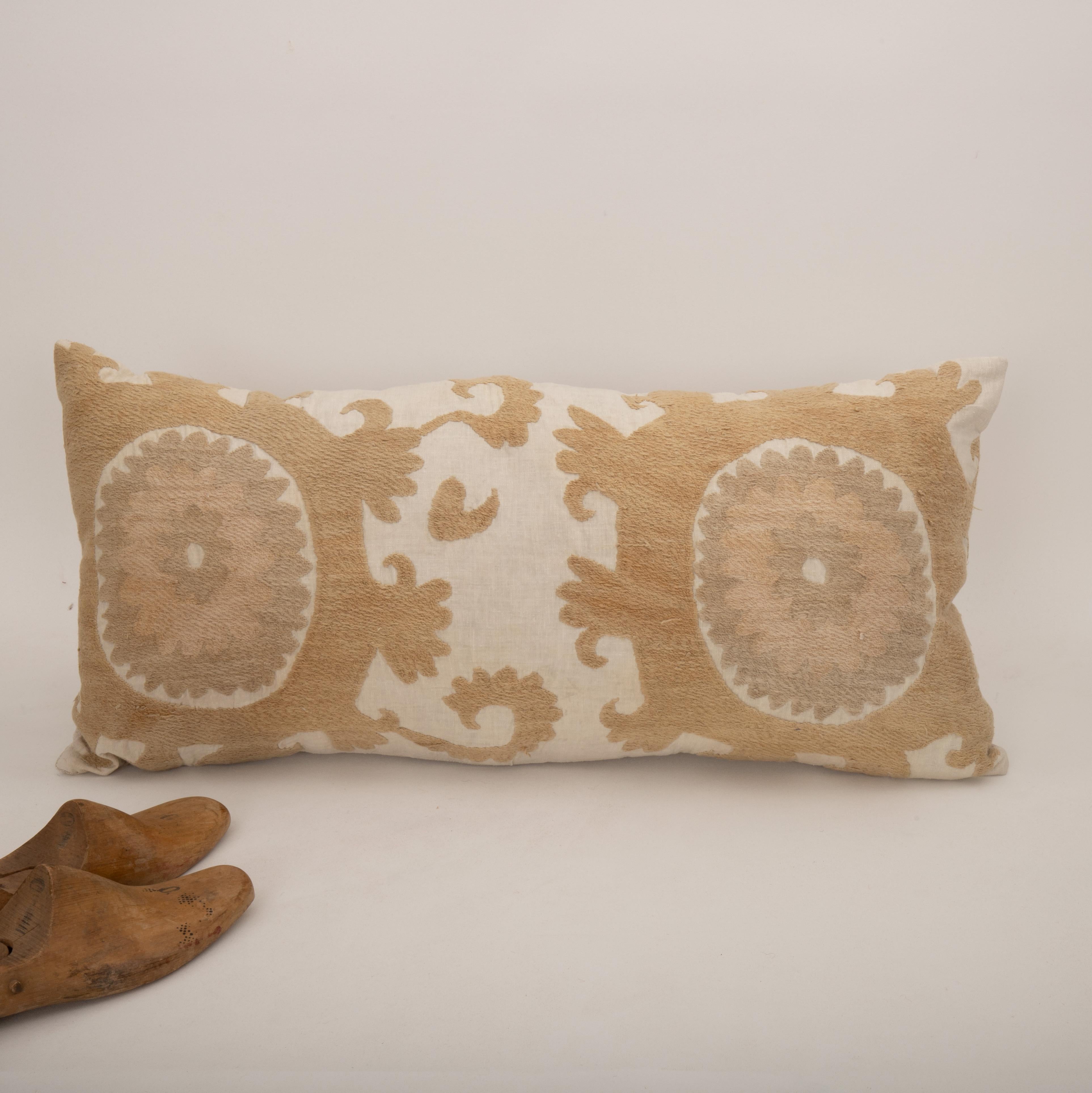 Housse de coussin réalisée à partir d'un Suzani du milieu du 20e C., Ouzbékistan Bon état - En vente à Istanbul, TR
