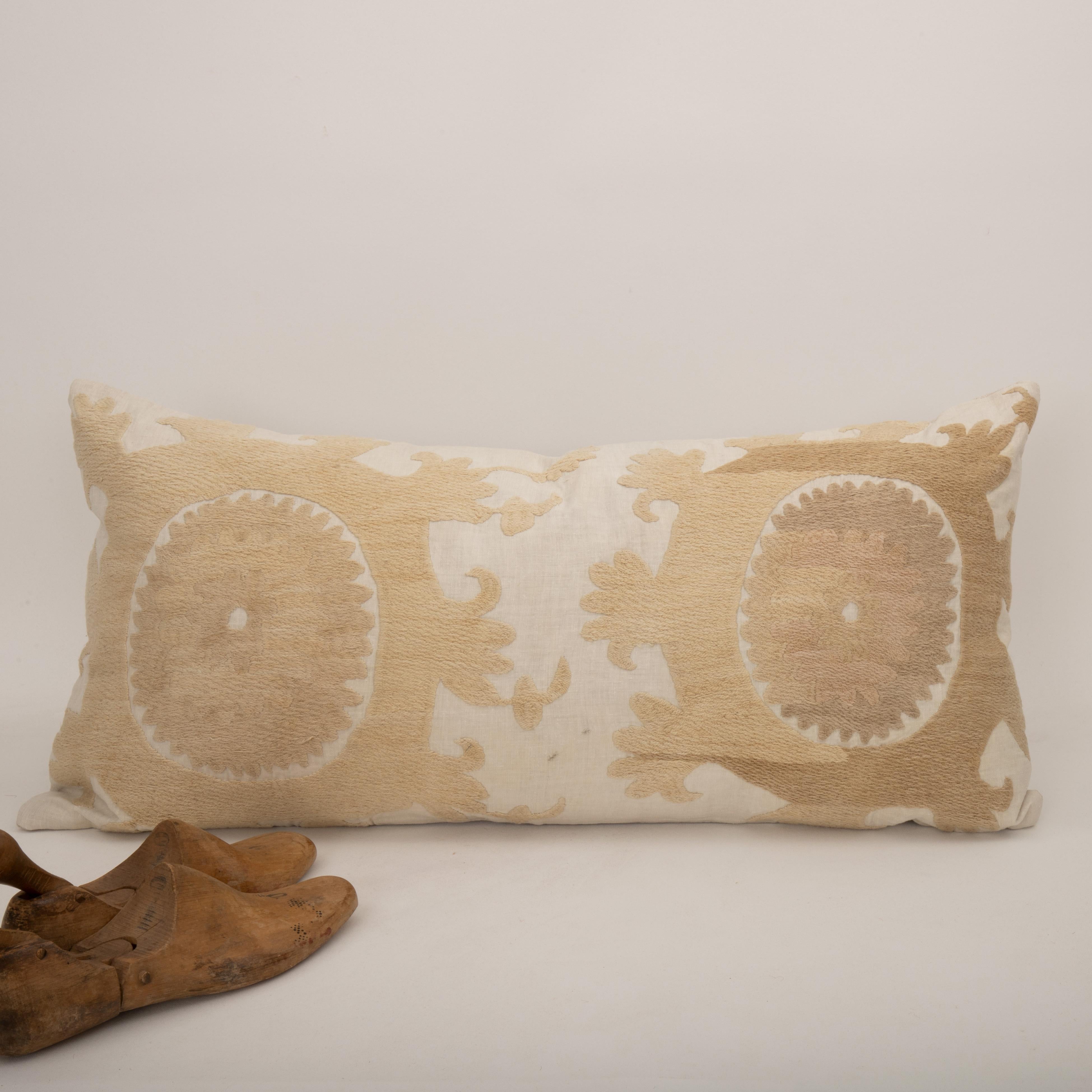 Housse de coussin réalisée à partir d'un Suzani du milieu du 20e C., Ouzbékistan Bon état - En vente à Istanbul, TR