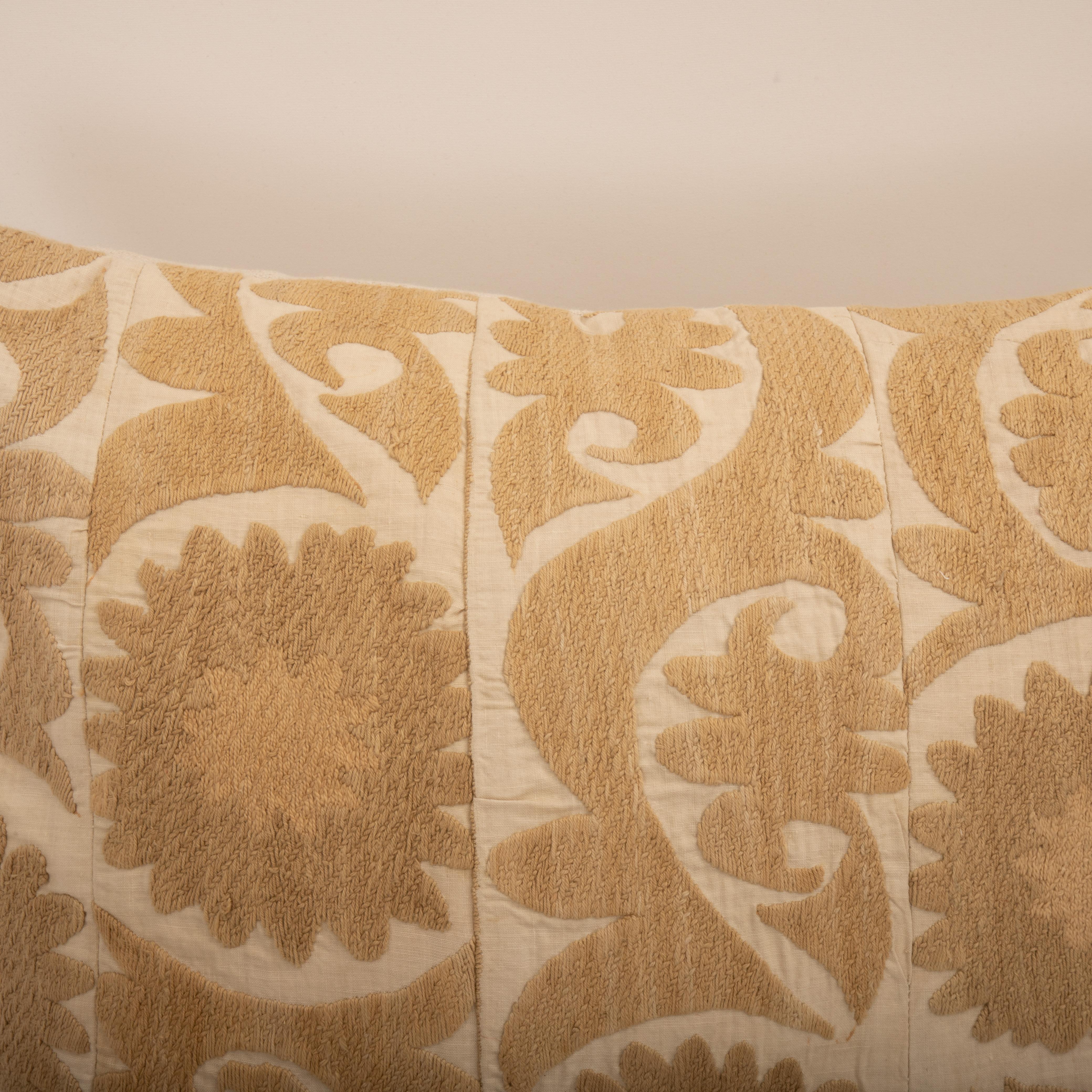 Housse de coussin réalisée à partir d'un Suzani du milieu du 20e C., Ouzbékistan Bon état - En vente à Istanbul, TR