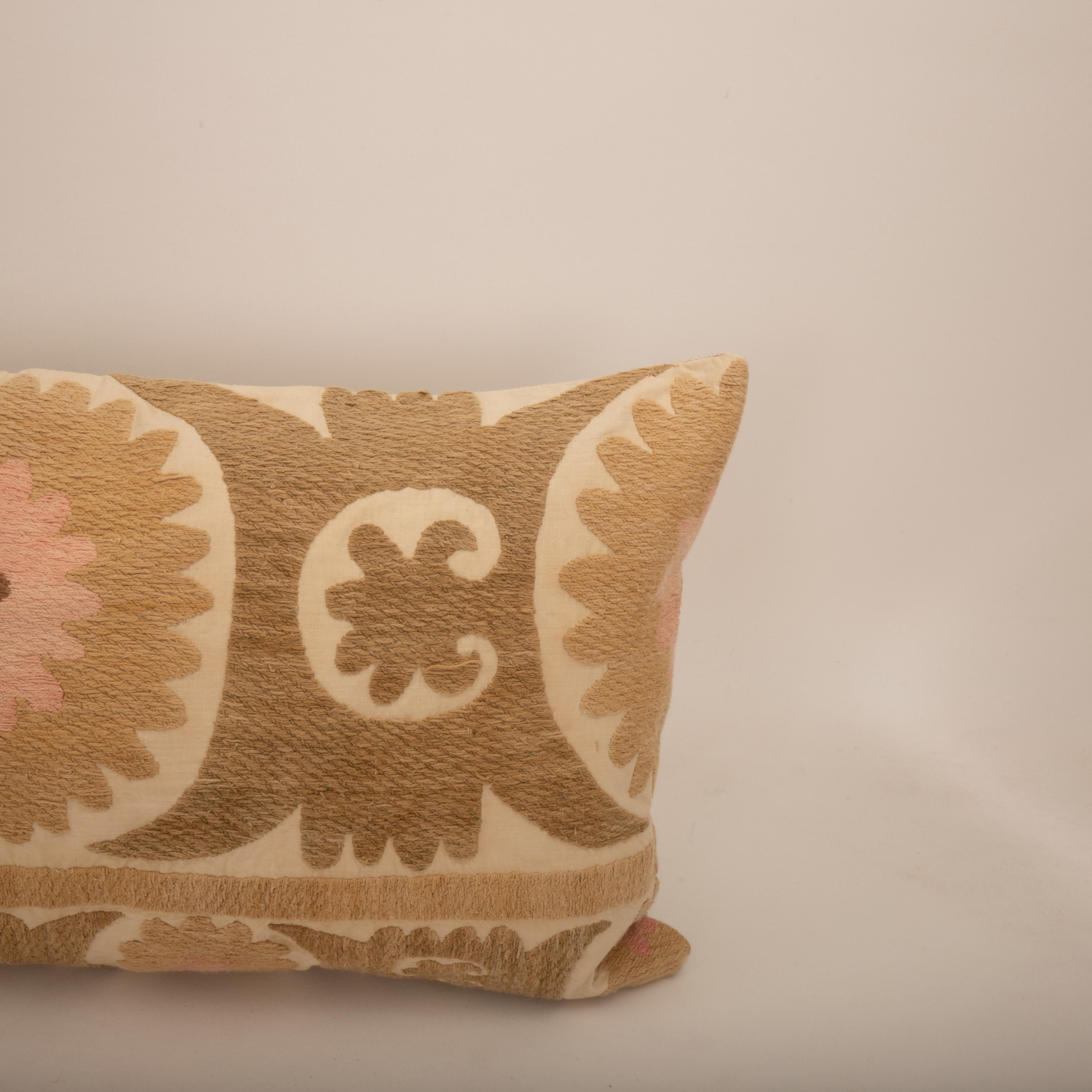 20ième siècle Housse de coussin réalisée à partir d'un Suzani du milieu du 20e C., Ouzbékistan en vente