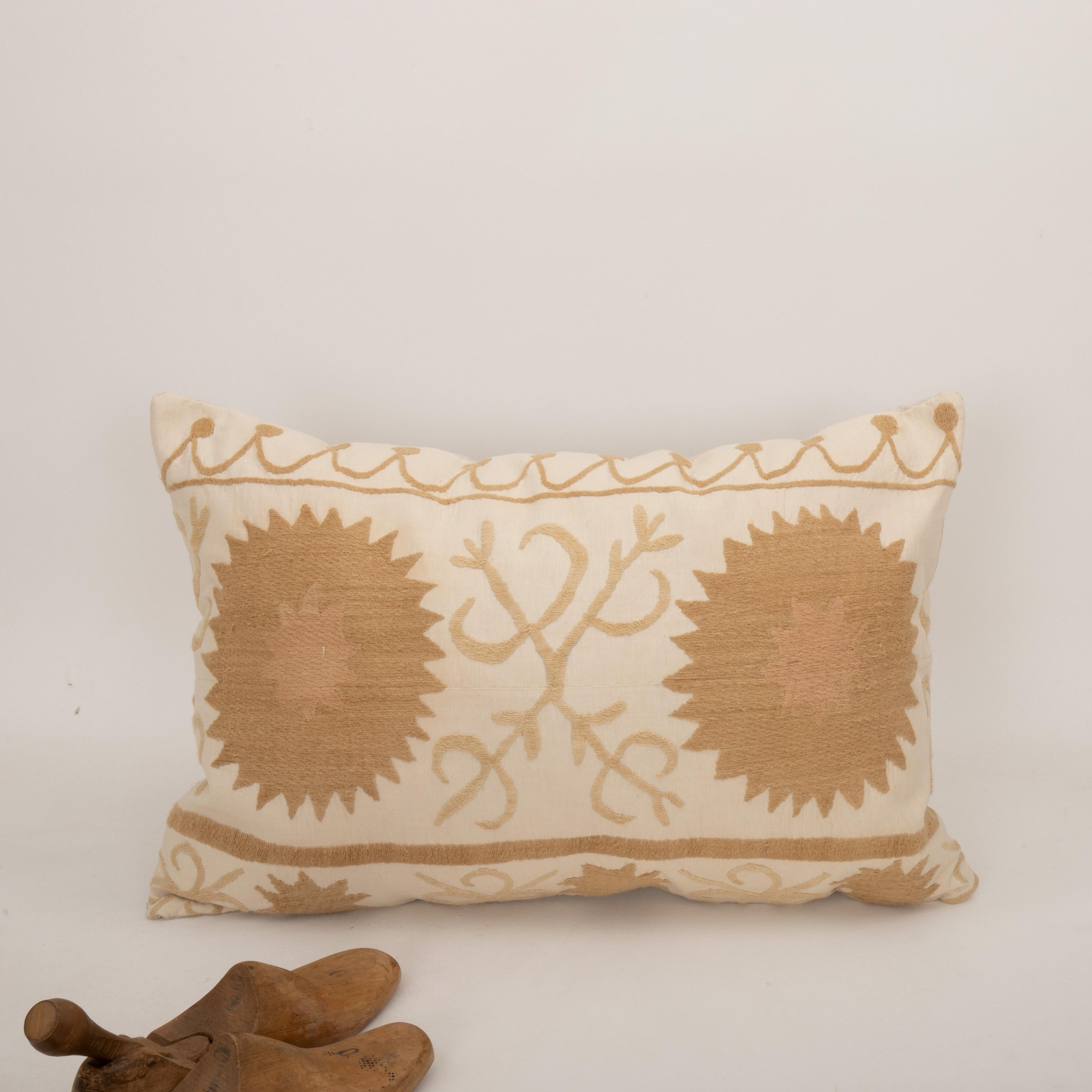 Housse de coussin réalisée à partir d'un Suzani du milieu du 20e C., Ouzbékistan Bon état - En vente à Istanbul, TR