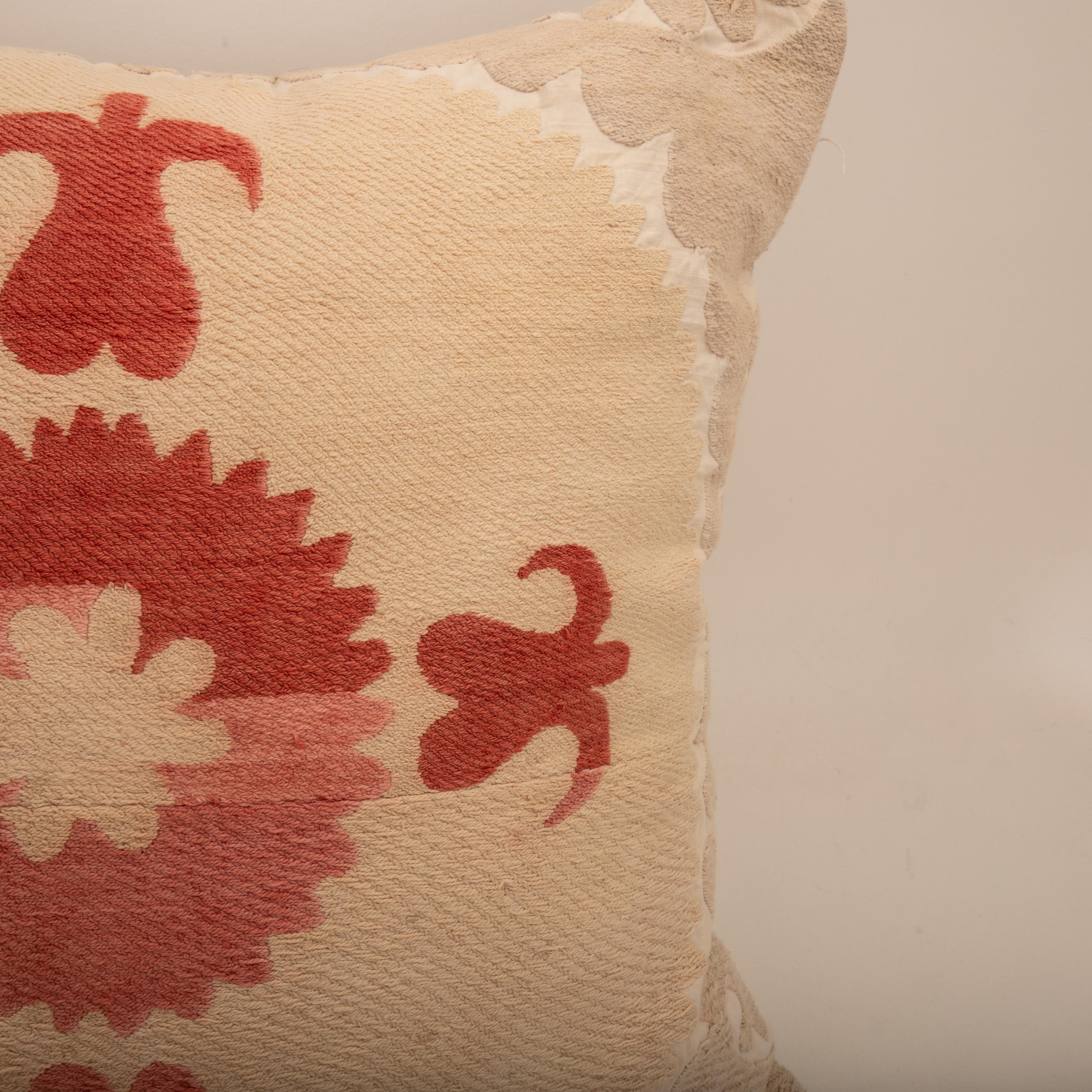 Housse de coussin réalisée à partir d'un Suzani du milieu du 20e C., Ouzbékistan Bon état - En vente à Istanbul, TR