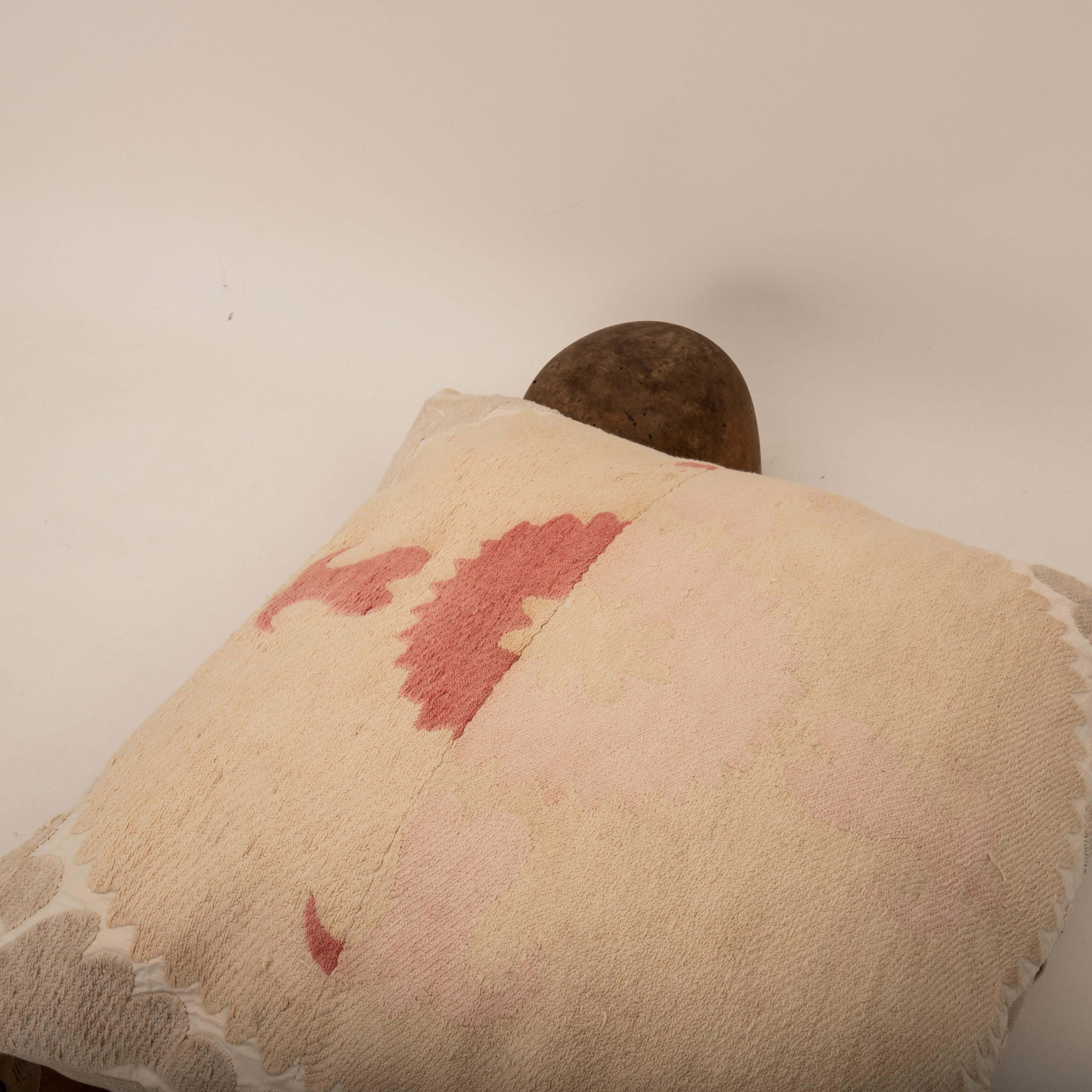 Housse de coussin réalisée à partir d'un Suzani du milieu du 20e C., Ouzbékistan Bon état - En vente à Istanbul, TR