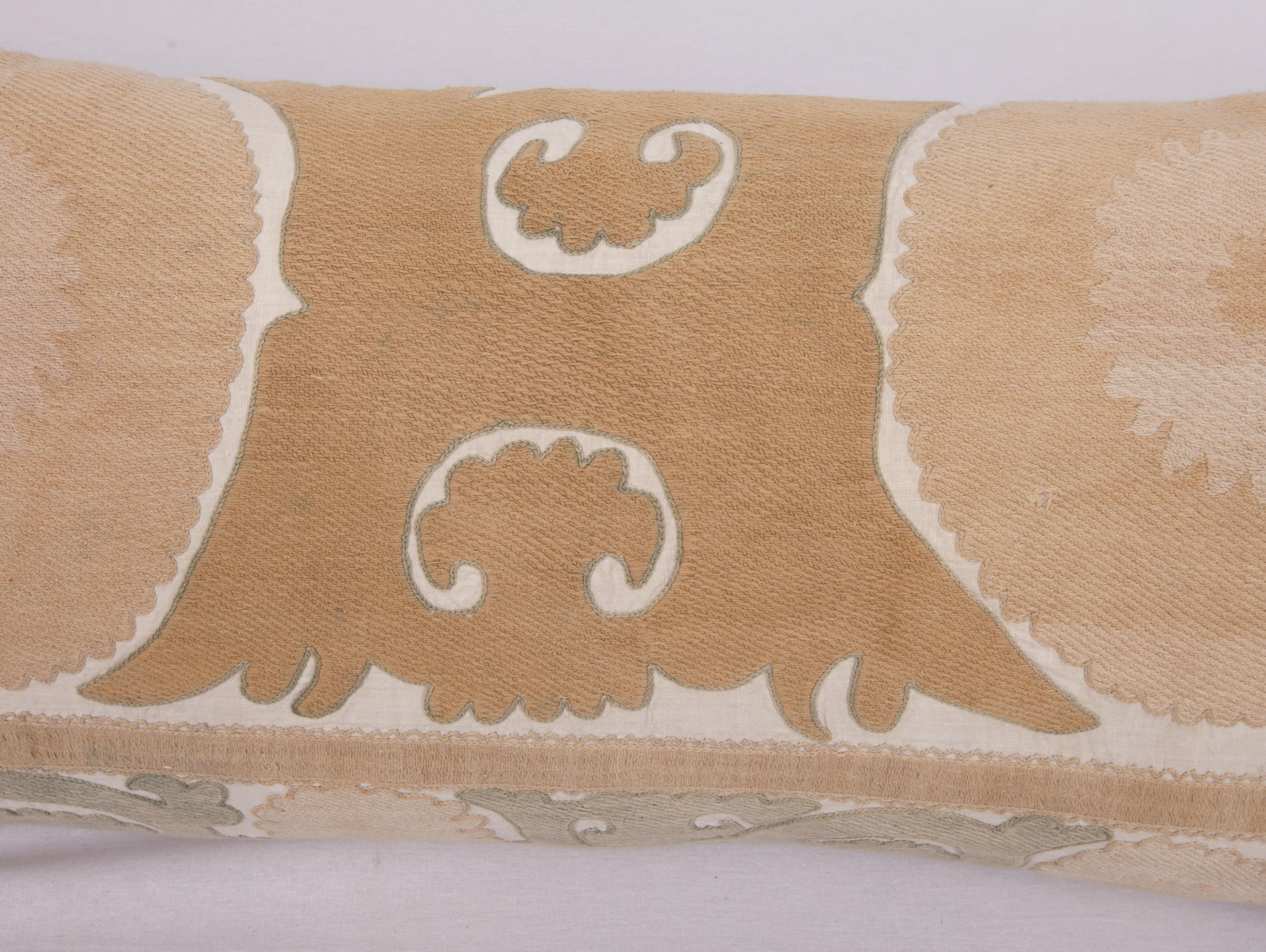 Housse de coussin réalisée à partir d'un Suzani du milieu du 20e C., Ouzbékistan État moyen - En vente à Istanbul, TR