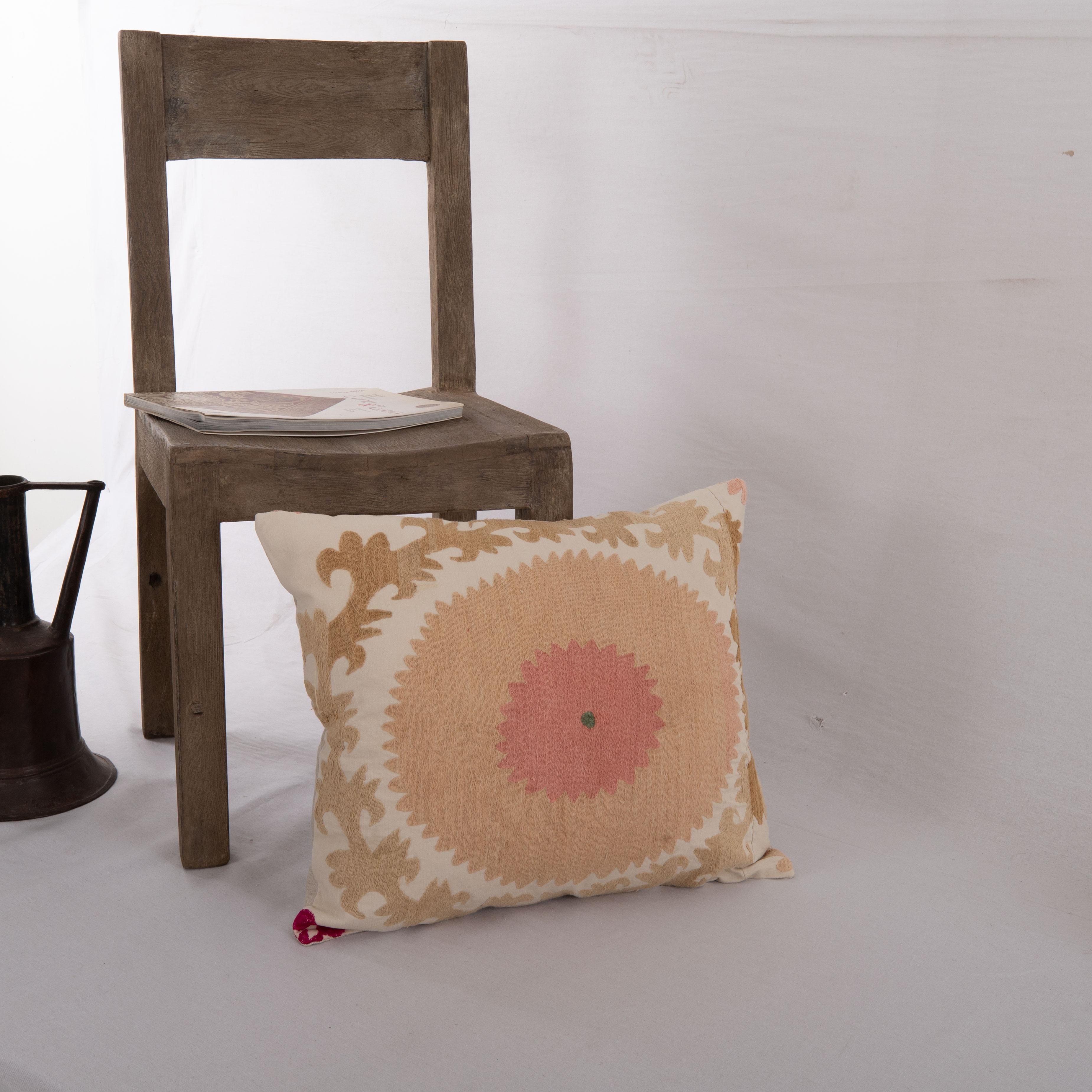 20ième siècle Housse de coussin réalisée à partir d'un Suzani du milieu du 20e C., Ouzbékistan en vente