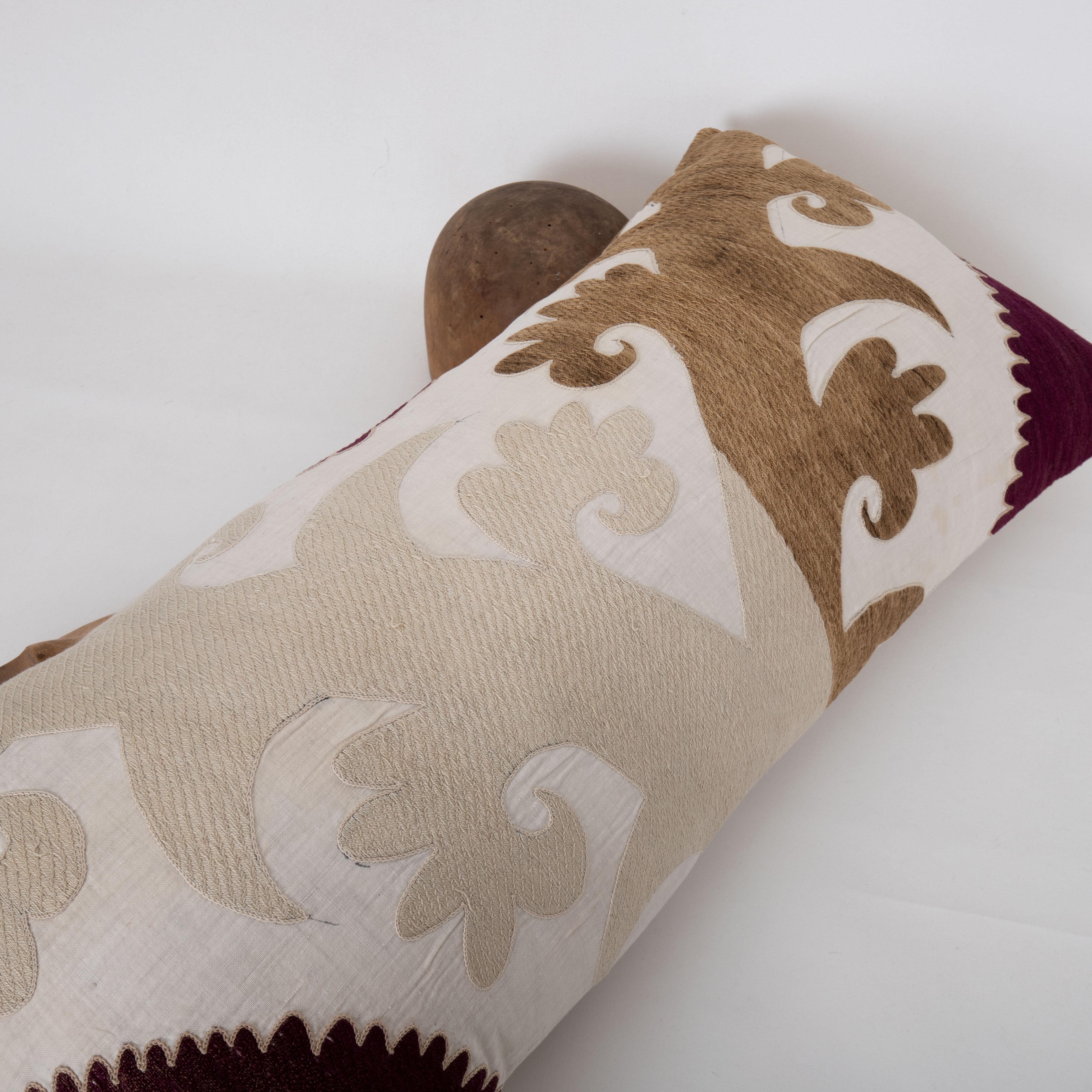 20ième siècle Housse de coussin réalisée à partir d'un Suzani du milieu du 20e C., Ouzbékistan en vente