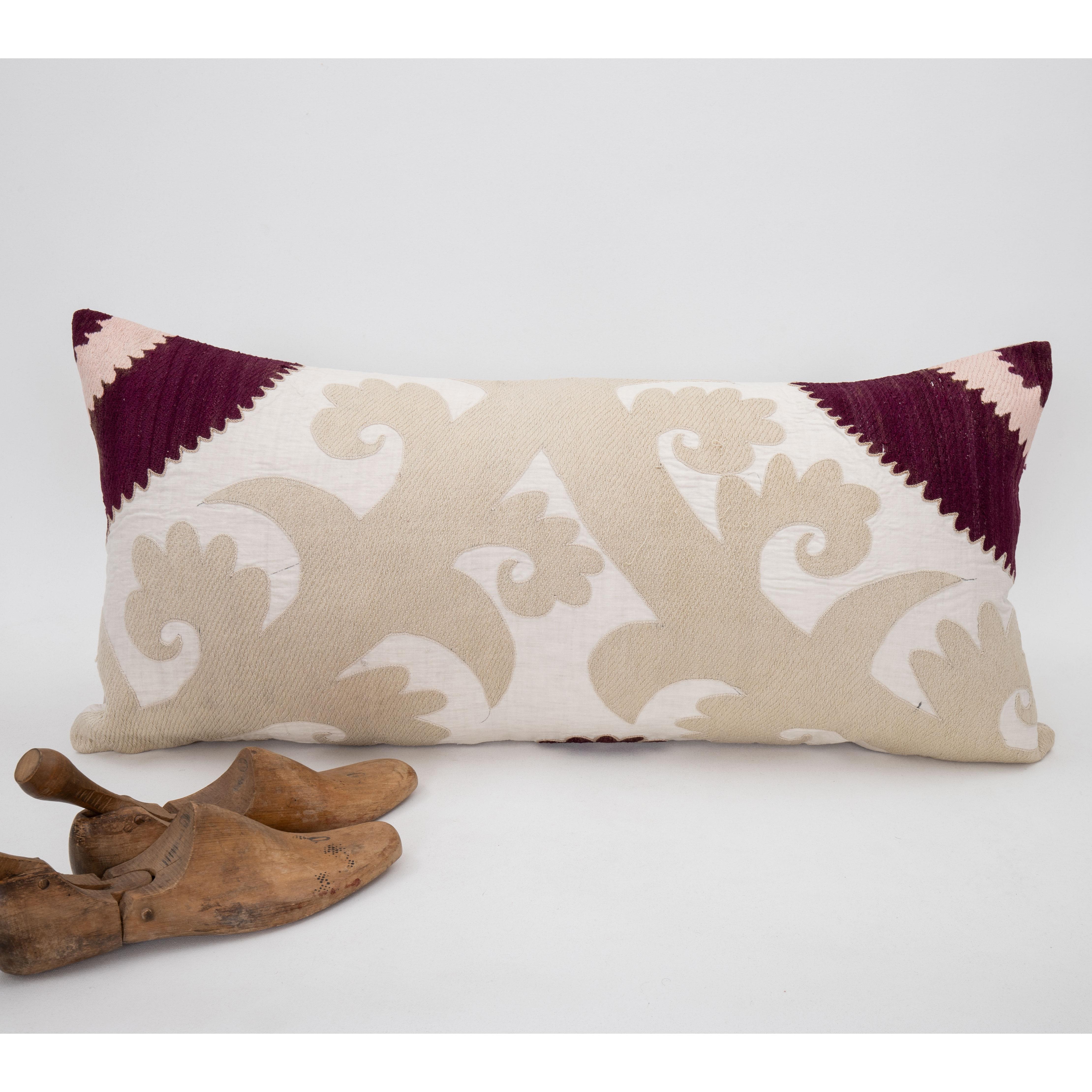 20ième siècle Housse de coussin réalisée à partir d'un Suzani du milieu du 20e C., Ouzbékistan en vente