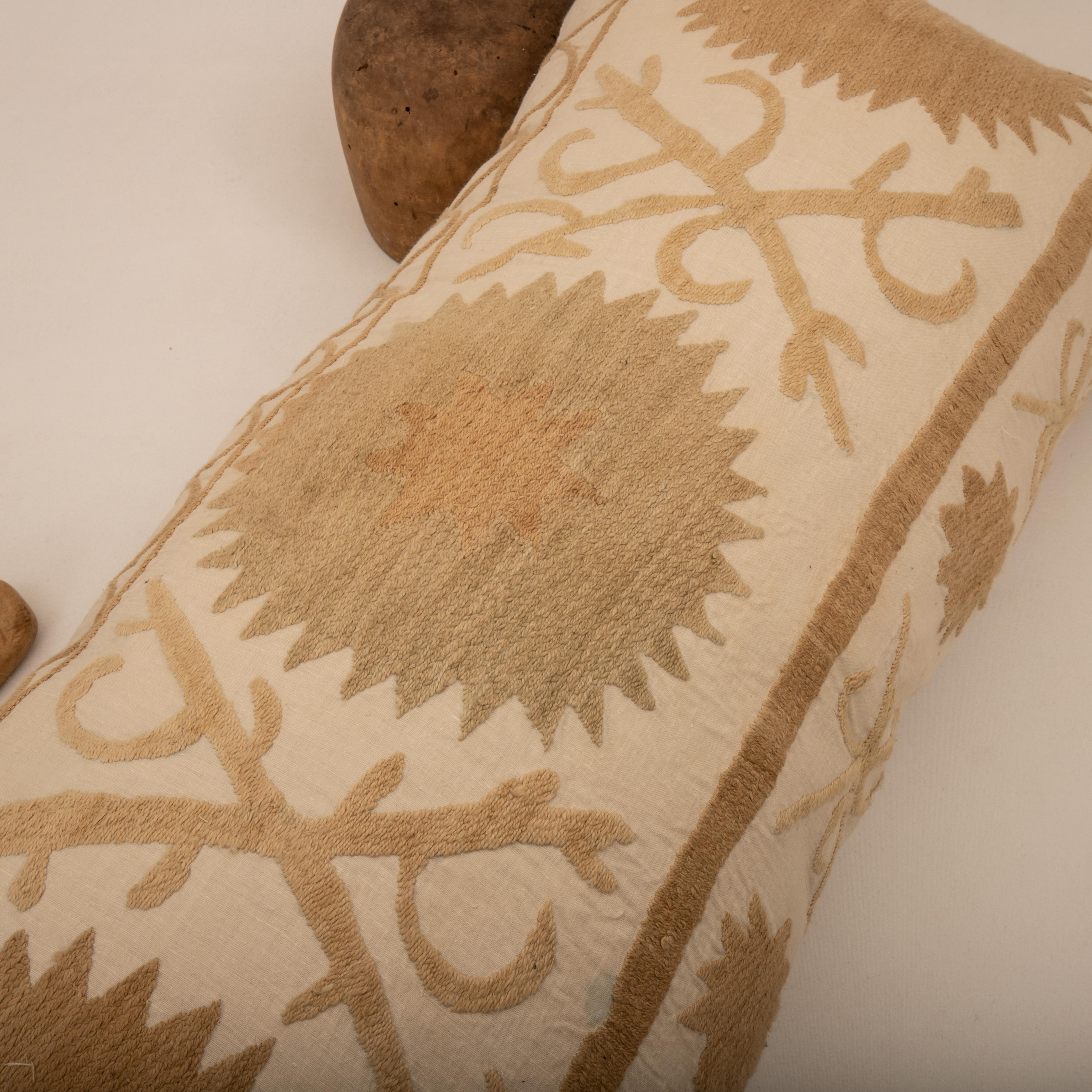 20ième siècle Housse de coussin réalisée à partir d'un Suzani du milieu du 20e C., Ouzbékistan en vente