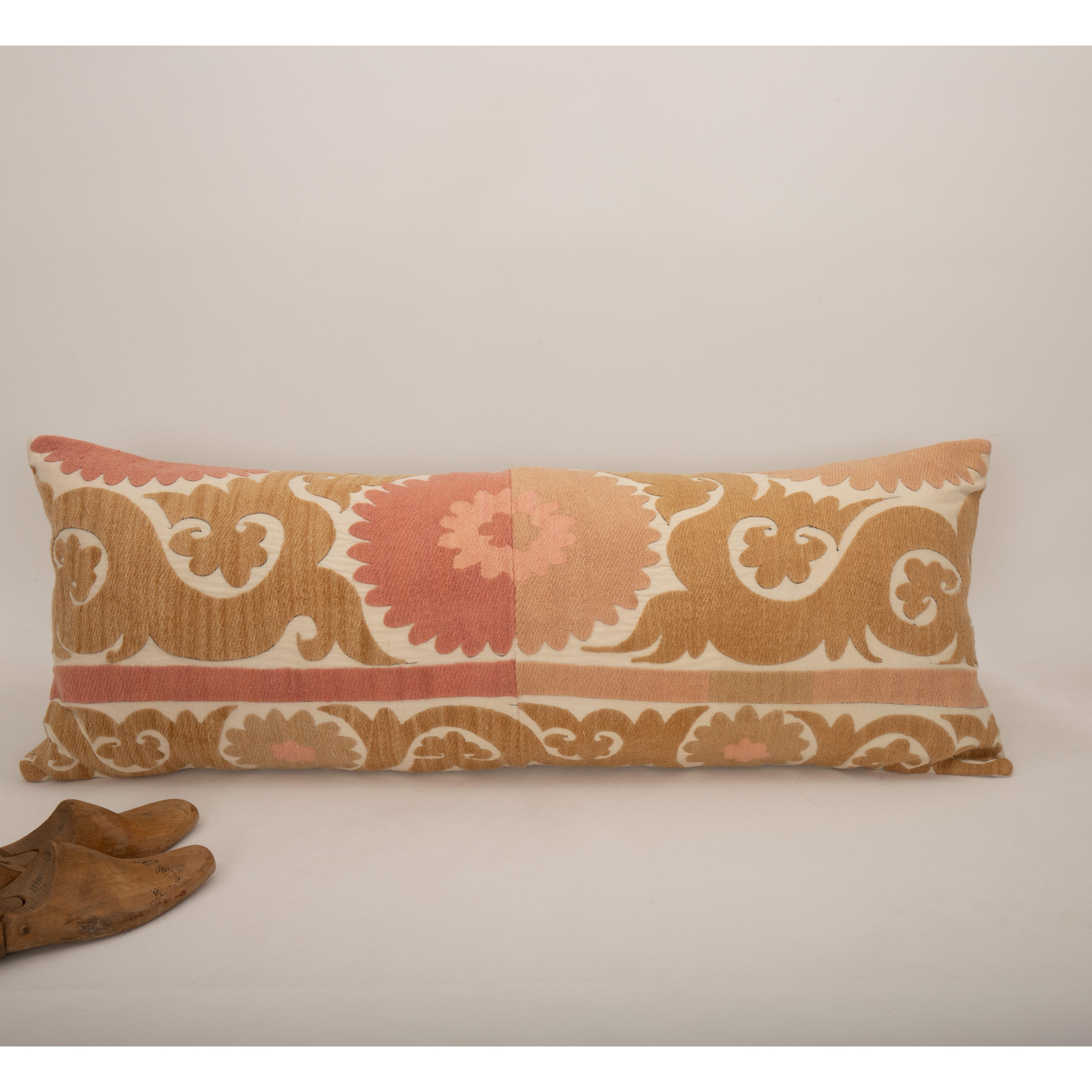 20ième siècle Housse de coussin réalisée à partir d'un Suzani du milieu du 20e C., Ouzbékistan en vente