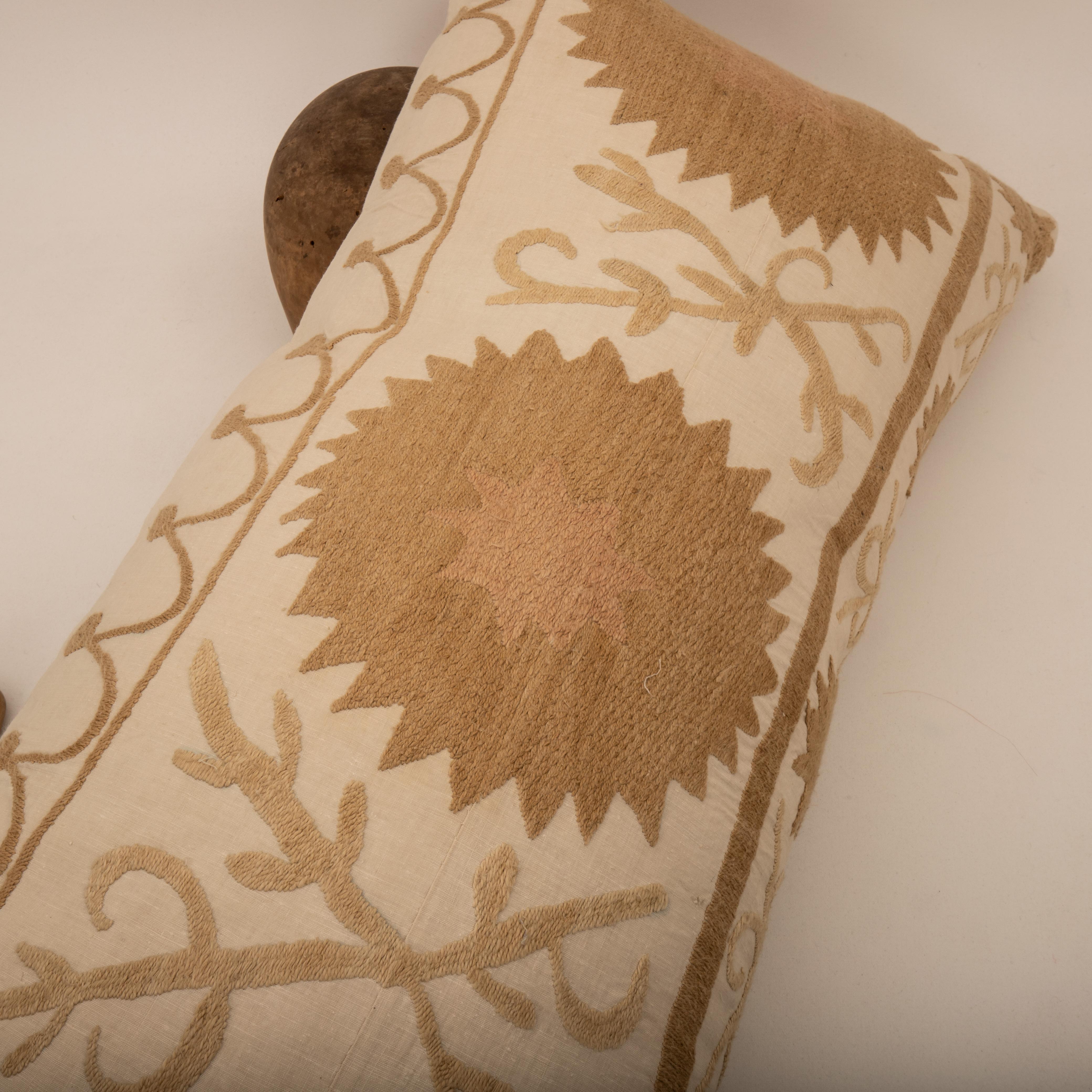 20ième siècle Housse de coussin réalisée à partir d'un Suzani du milieu du 20e C., Ouzbékistan en vente
