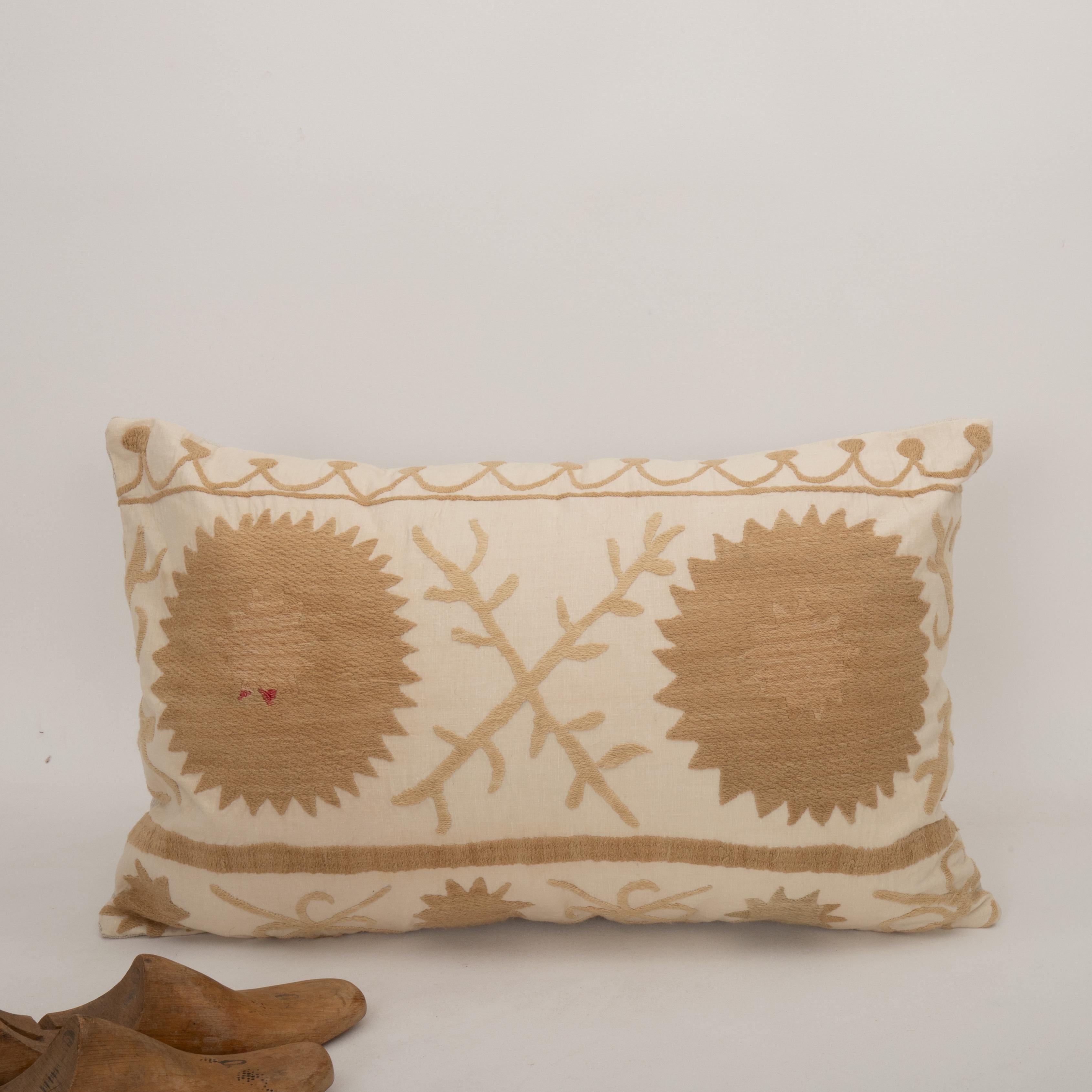 20ième siècle Housse de coussin réalisée à partir d'un Suzani du milieu du 20e C., Ouzbékistan en vente