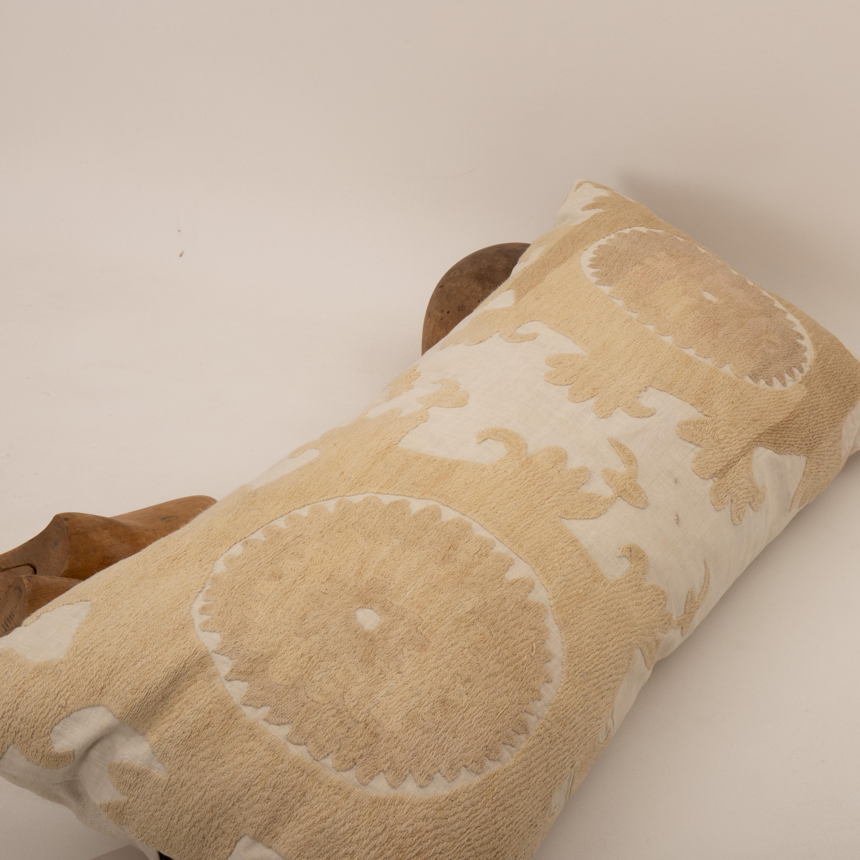 20ième siècle Housse de coussin réalisée à partir d'un Suzani du milieu du 20e C., Ouzbékistan en vente