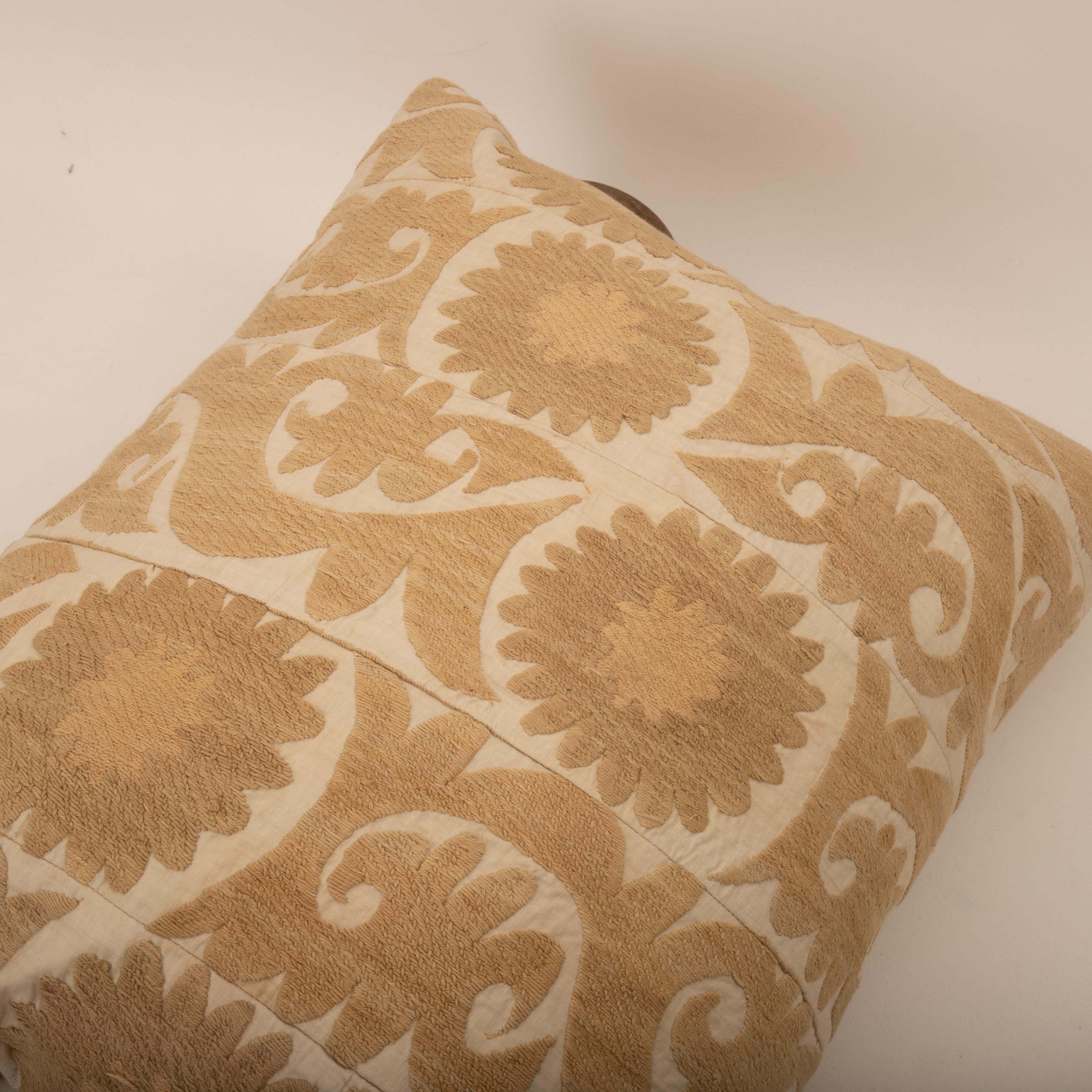 20ième siècle Housse de coussin réalisée à partir d'un Suzani du milieu du 20e C., Ouzbékistan en vente