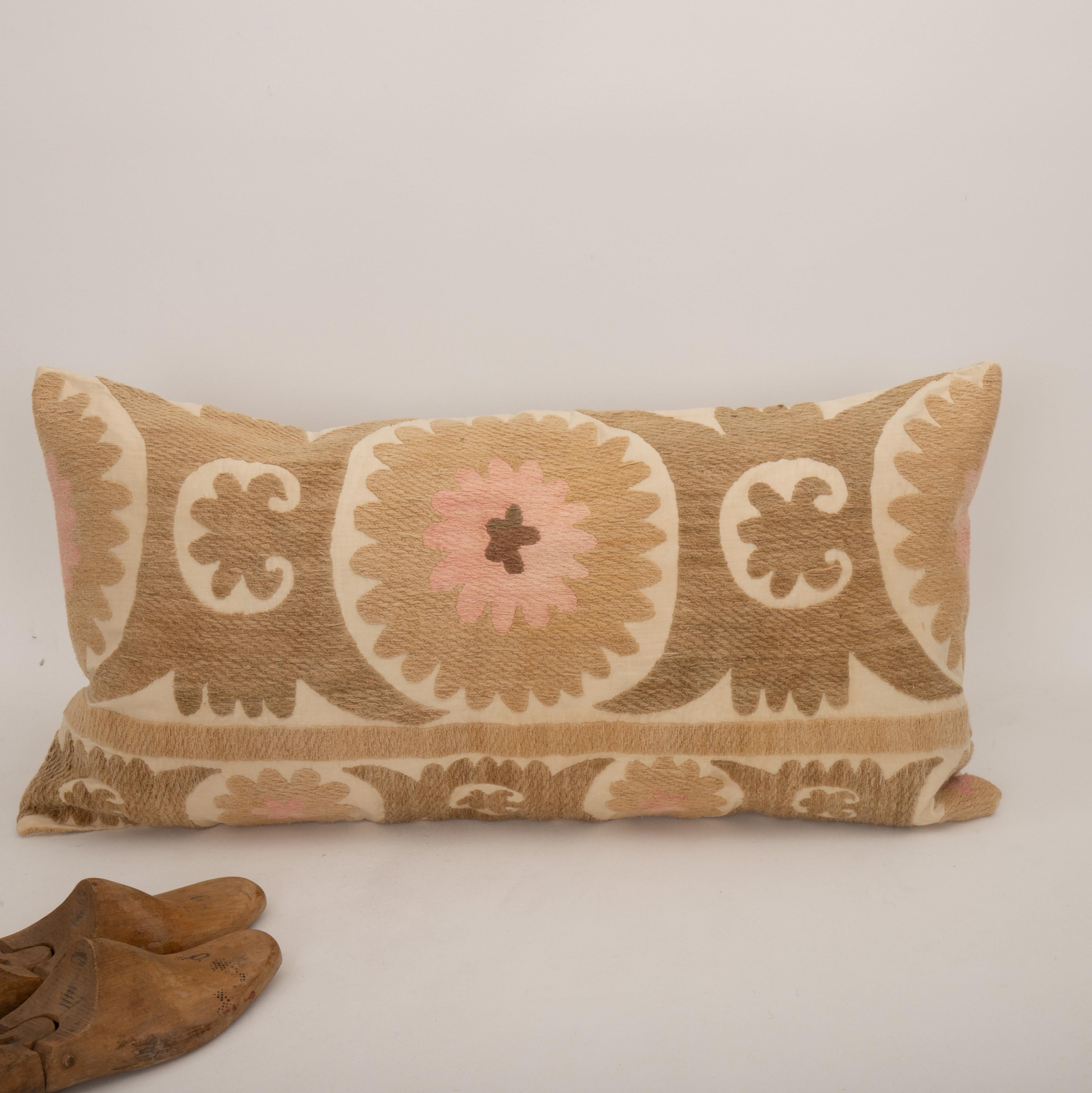 Coton Housse de coussin réalisée à partir d'un Suzani du milieu du 20e C., Ouzbékistan en vente