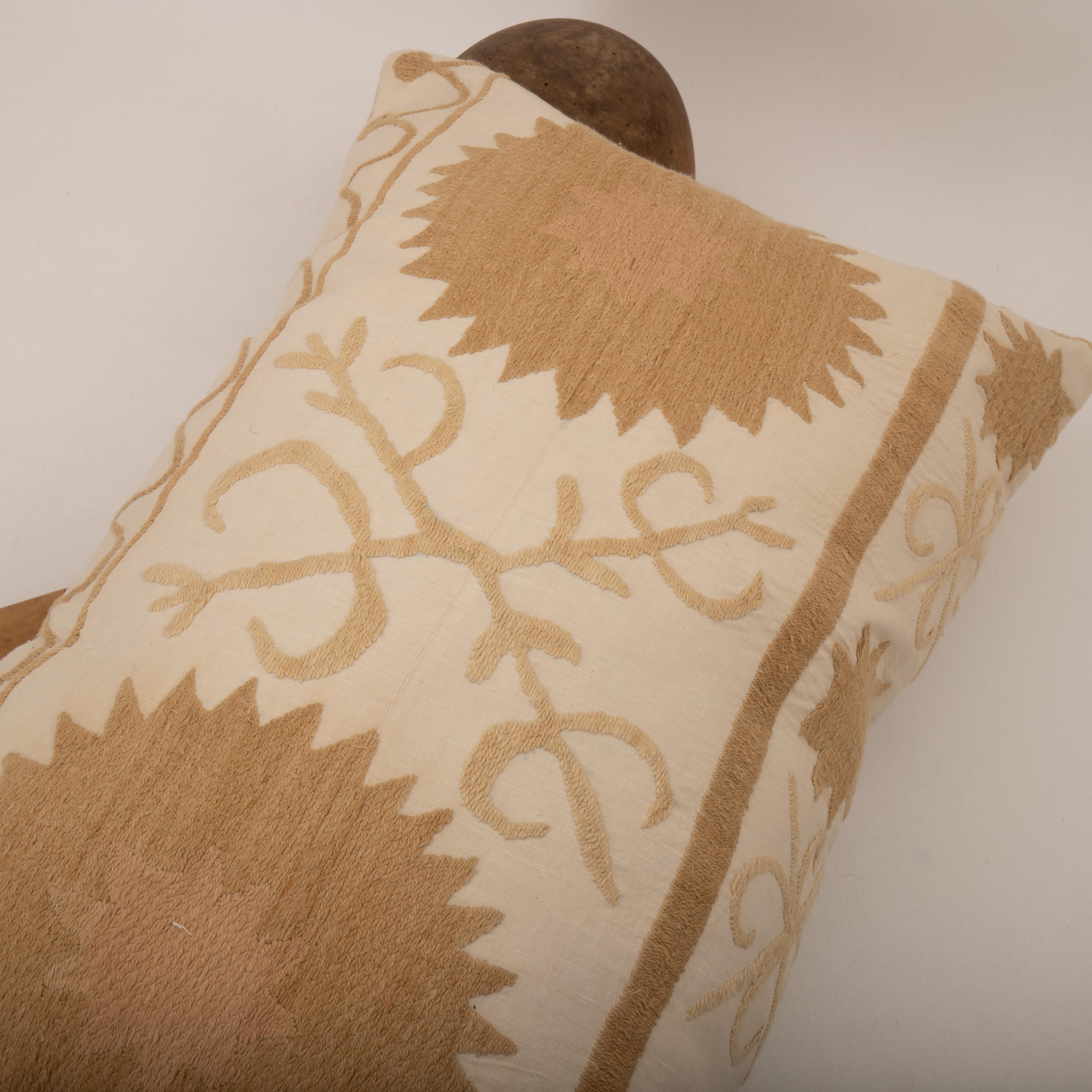 XVIIIe siècle Housse de coussin réalisée à partir d'un Suzani du milieu du 20e C., Ouzbékistan en vente