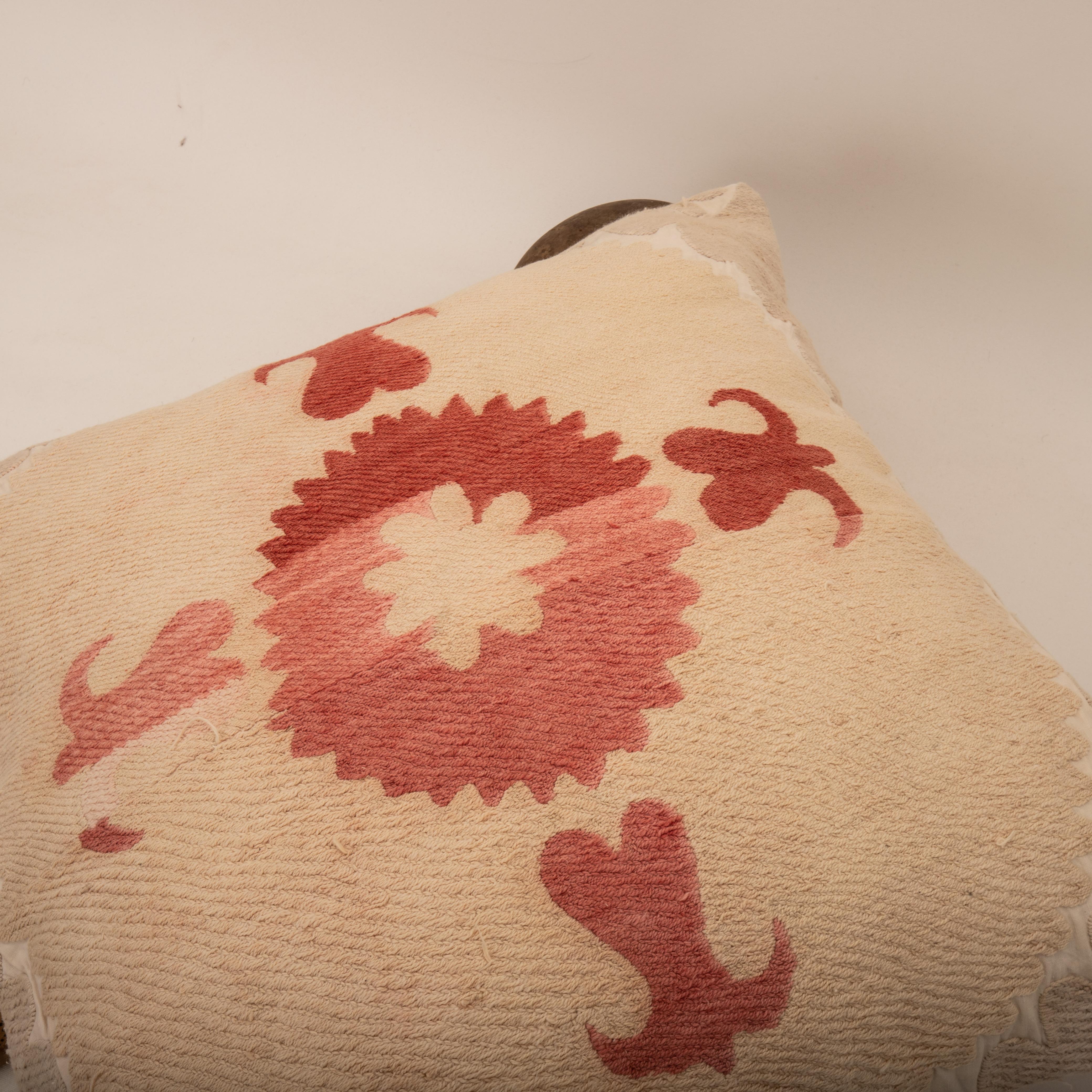 20ième siècle Housse de coussin réalisée à partir d'un Suzani du milieu du 20e C., Ouzbékistan en vente