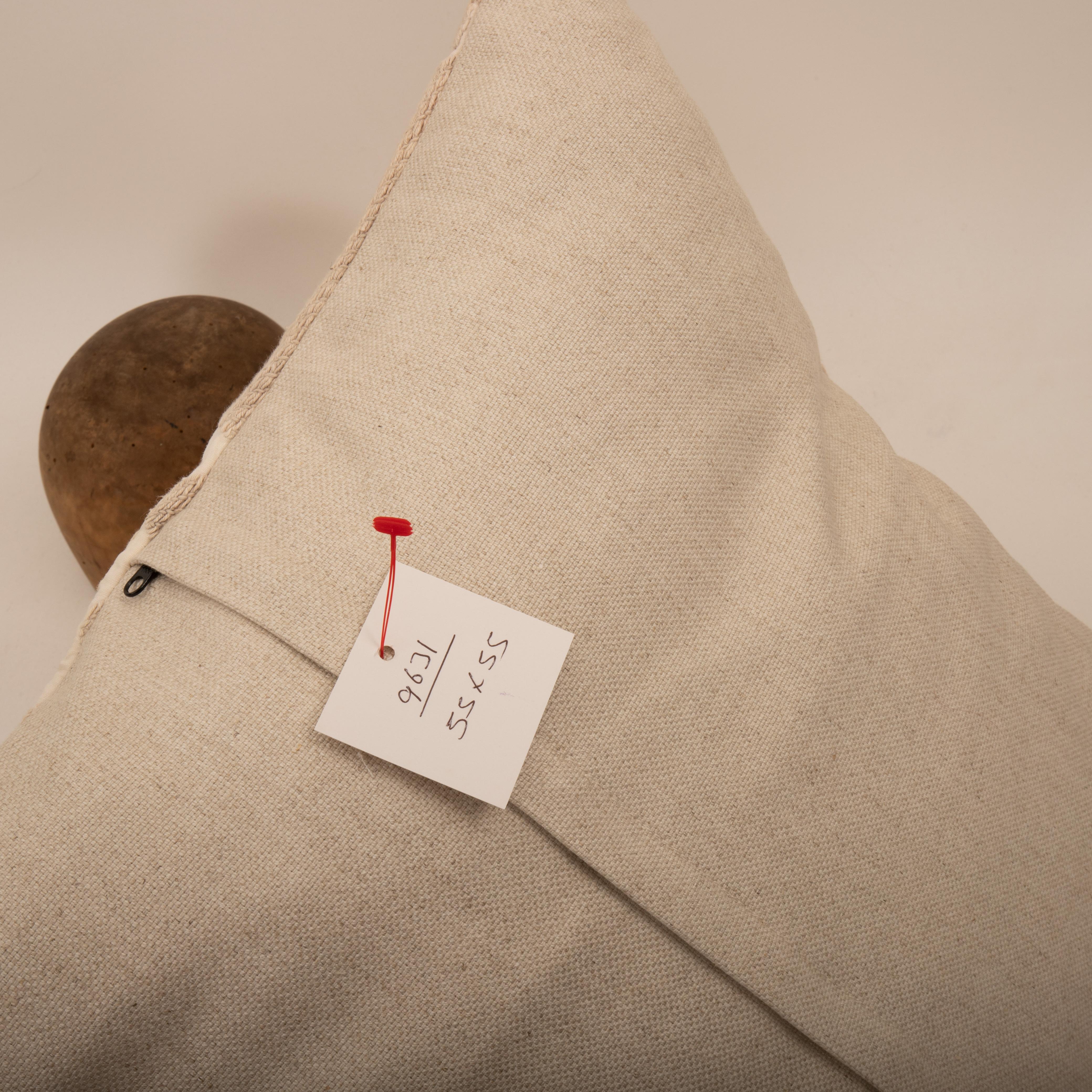 20ième siècle Housse de coussin réalisée à partir d'un Suzani du milieu du 20e C., Ouzbékistan en vente