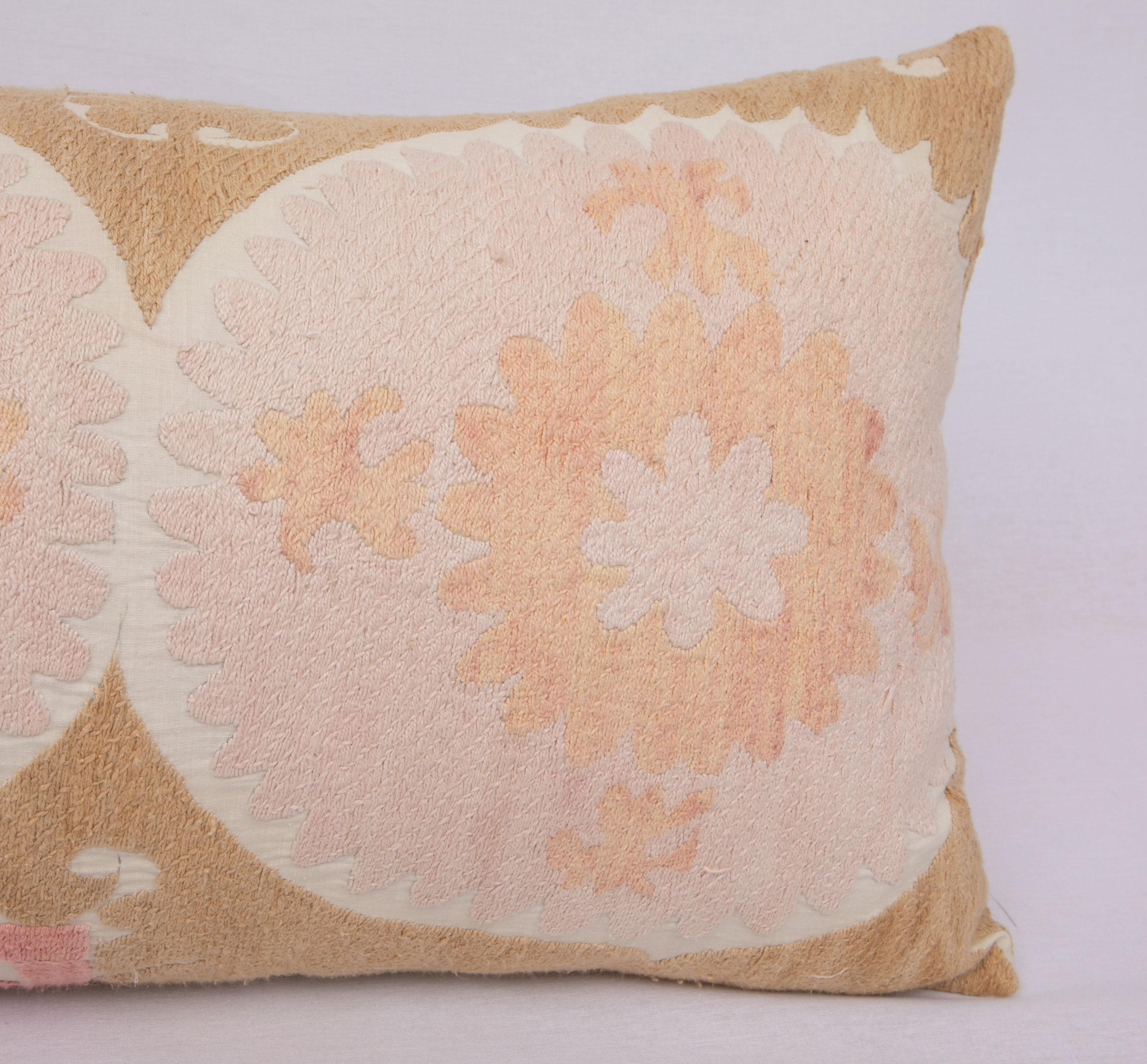 20ième siècle Housse de coussin réalisée à partir d'un Suzani du milieu du 20e C., Ouzbékistan en vente