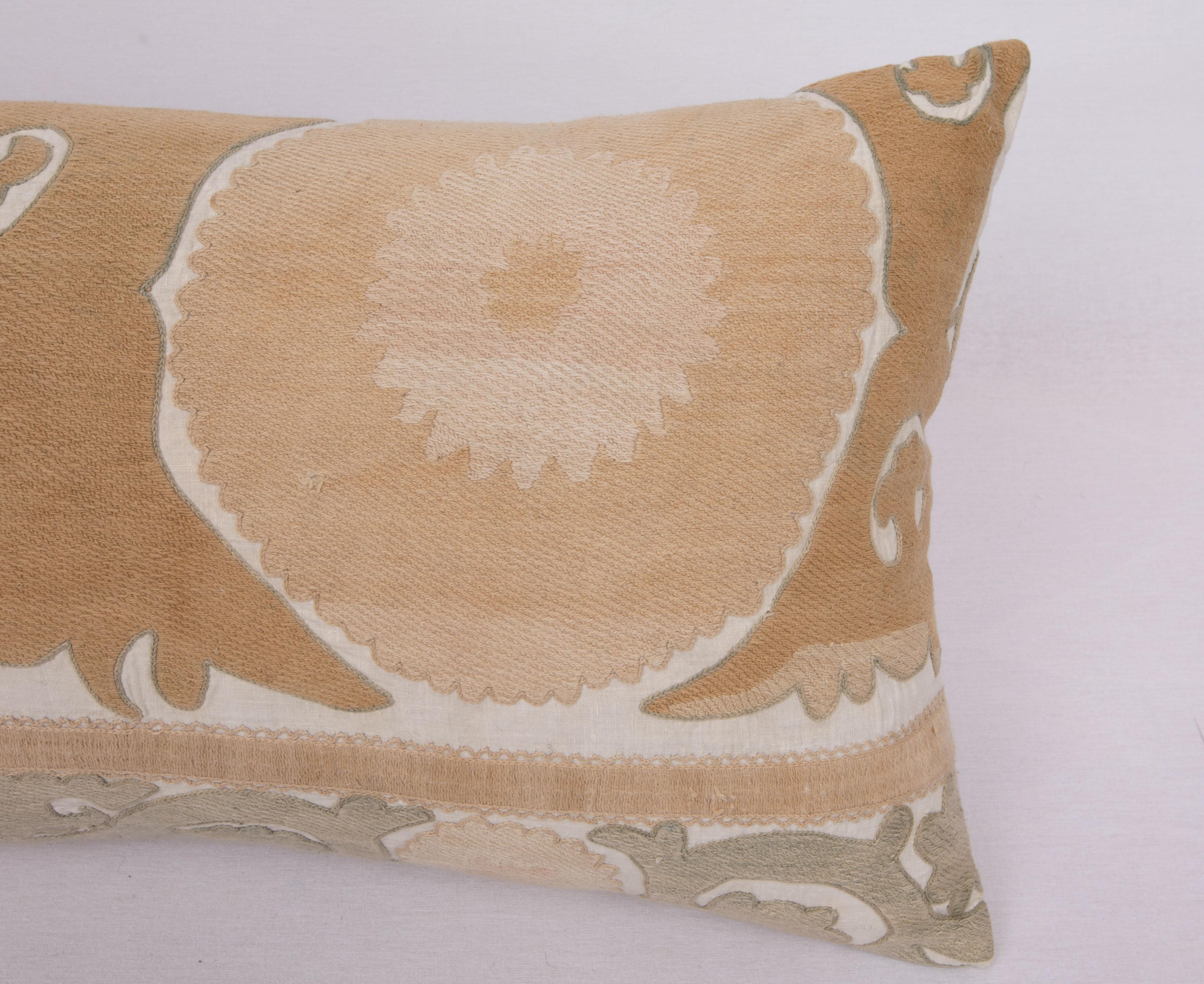 20ième siècle Housse de coussin réalisée à partir d'un Suzani du milieu du 20e C., Ouzbékistan en vente