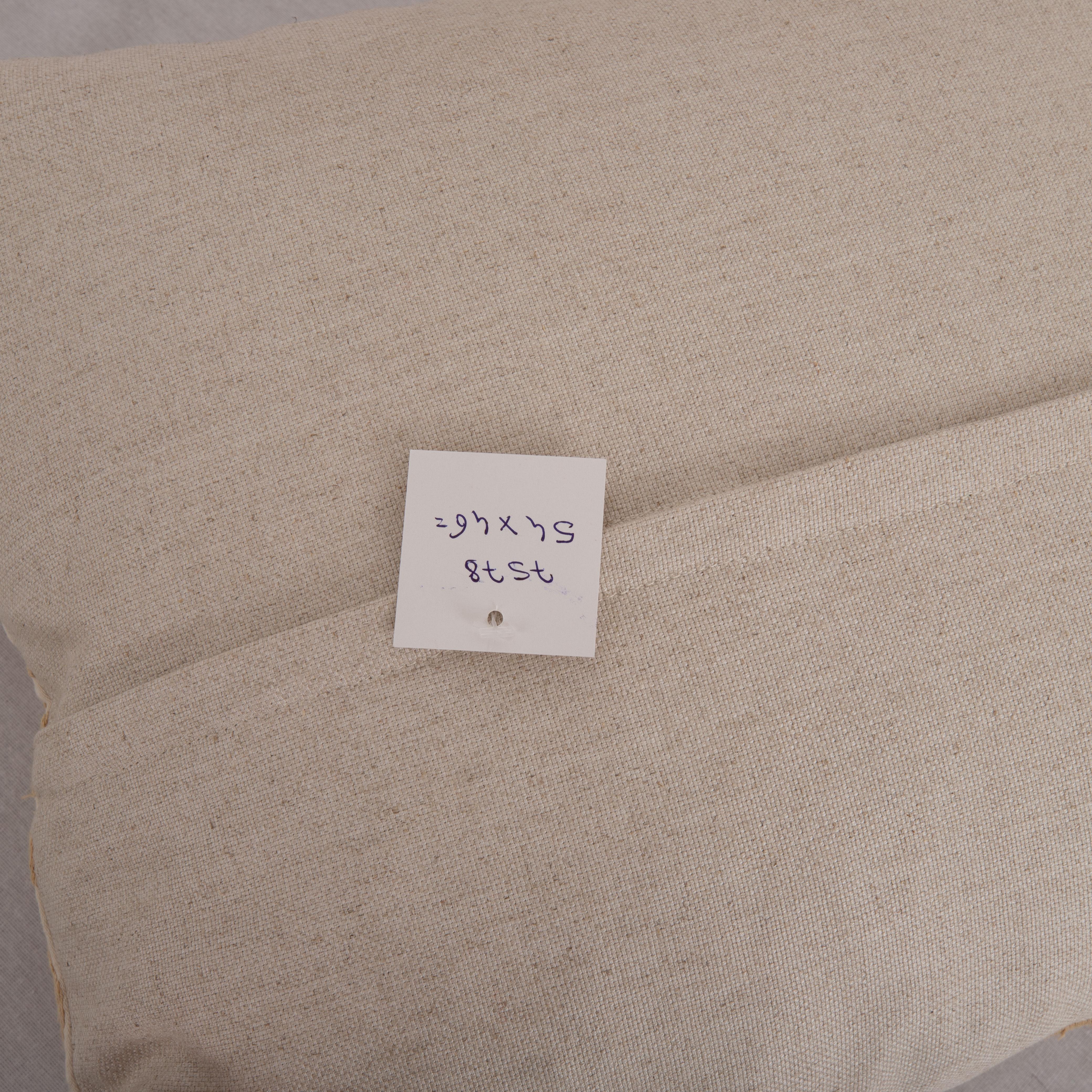 Coton Housse de coussin réalisée à partir d'un Suzani du milieu du 20e C., Ouzbékistan en vente