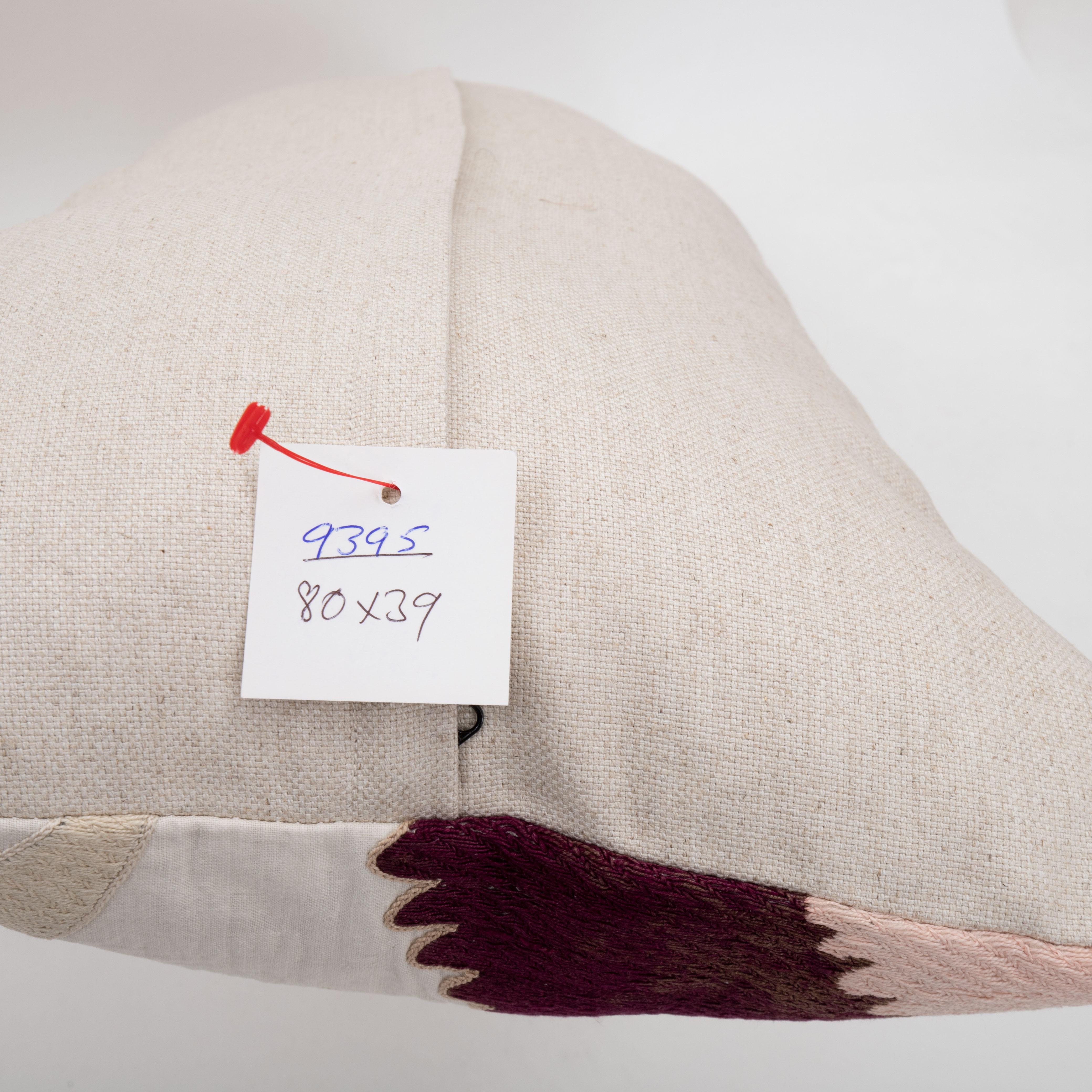Coton Housse de coussin réalisée à partir d'un Suzani du milieu du 20e C., Ouzbékistan en vente