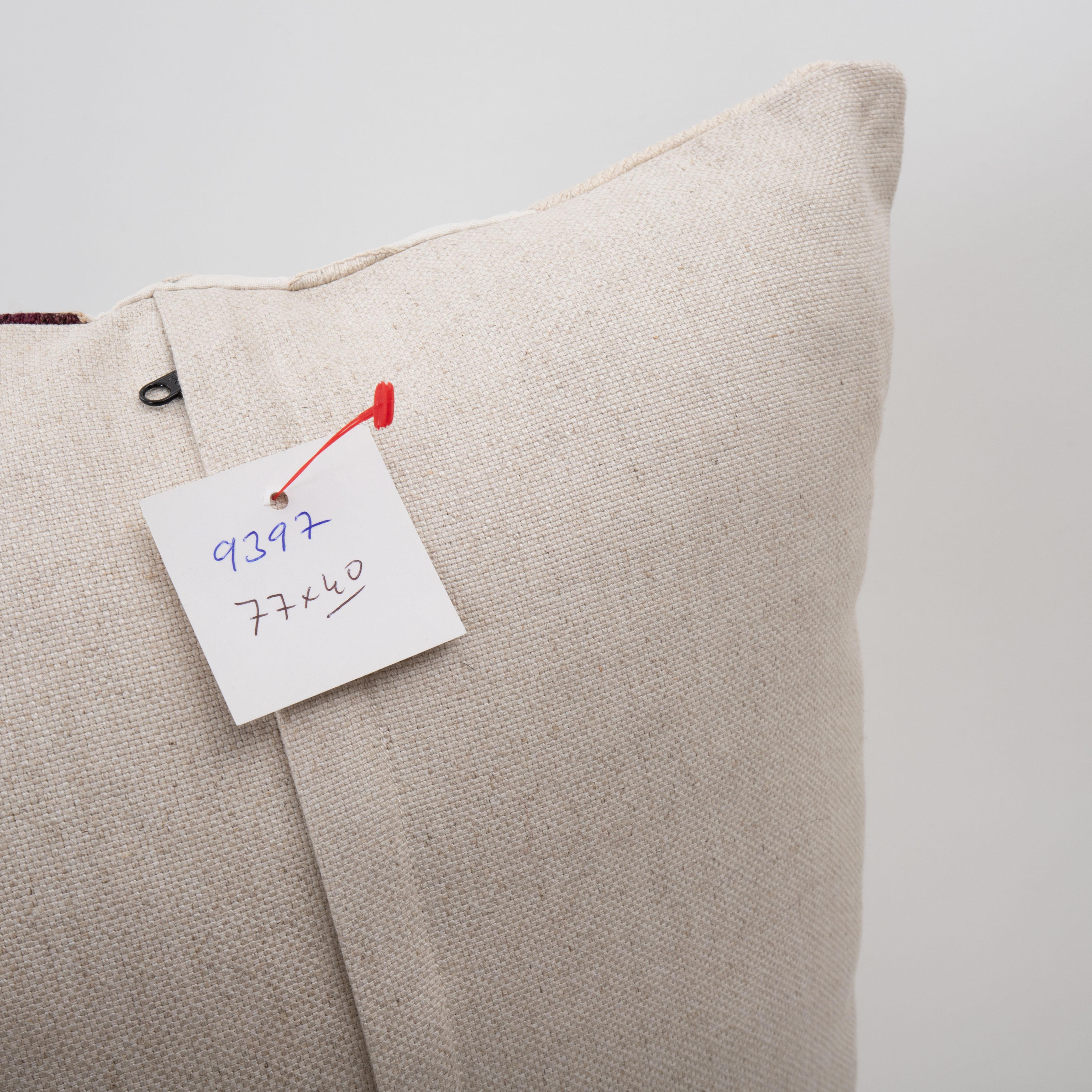 Coton Housse de coussin réalisée à partir d'un Suzani du milieu du 20e C., Ouzbékistan en vente