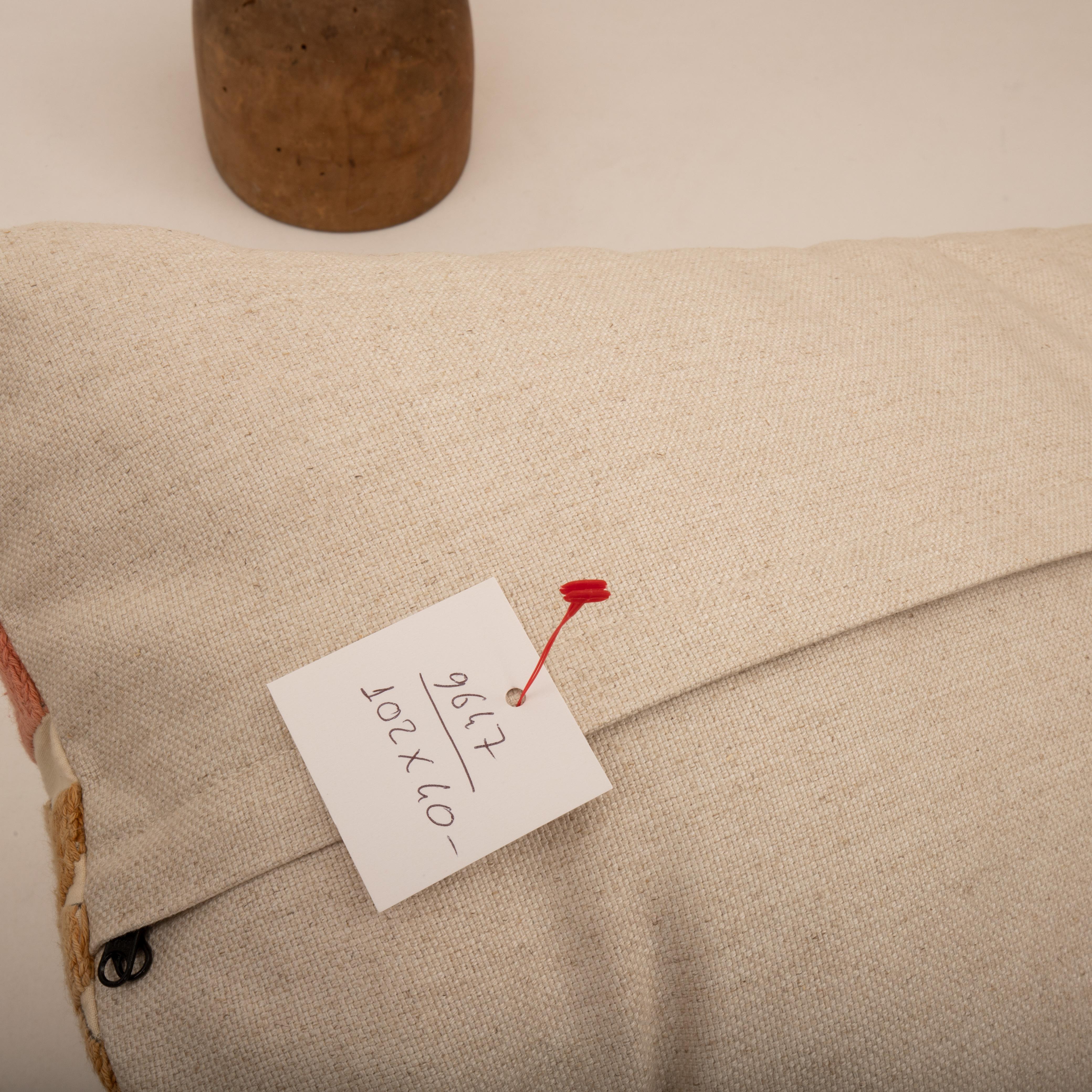Coton Housse de coussin réalisée à partir d'un Suzani du milieu du 20e C., Ouzbékistan en vente