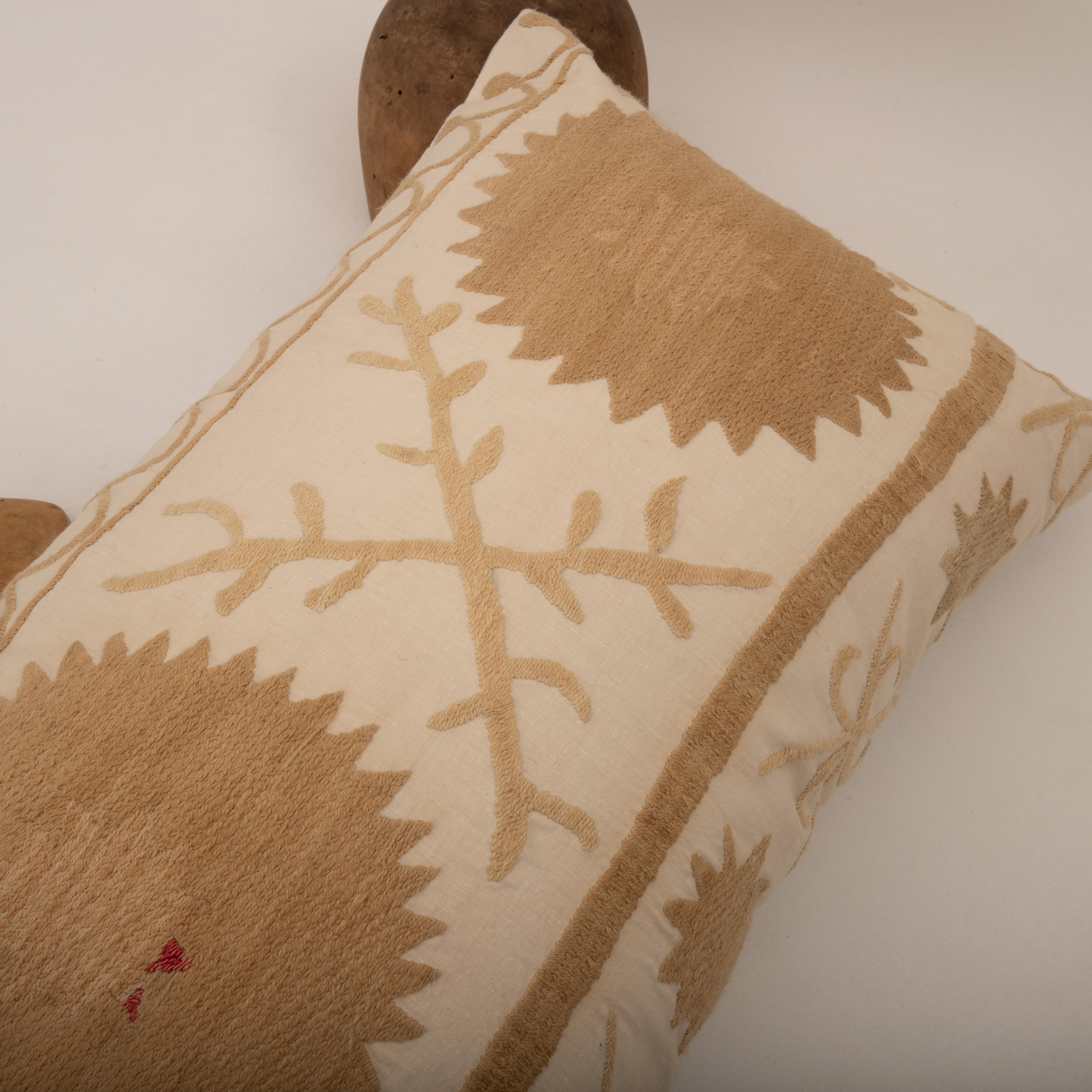 Coton Housse de coussin réalisée à partir d'un Suzani du milieu du 20e C., Ouzbékistan en vente