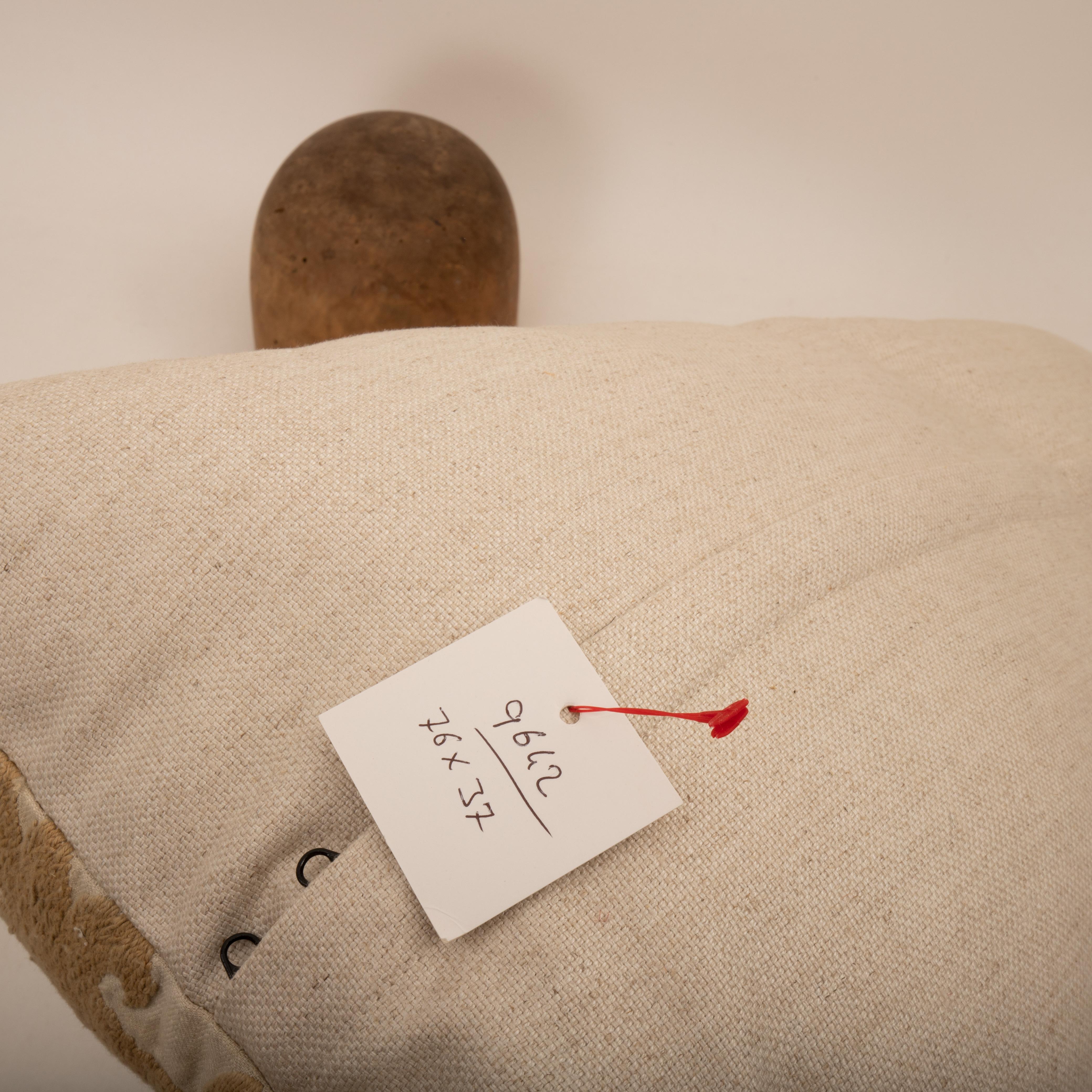Coton Housse de coussin réalisée à partir d'un Suzani du milieu du 20e C., Ouzbékistan en vente