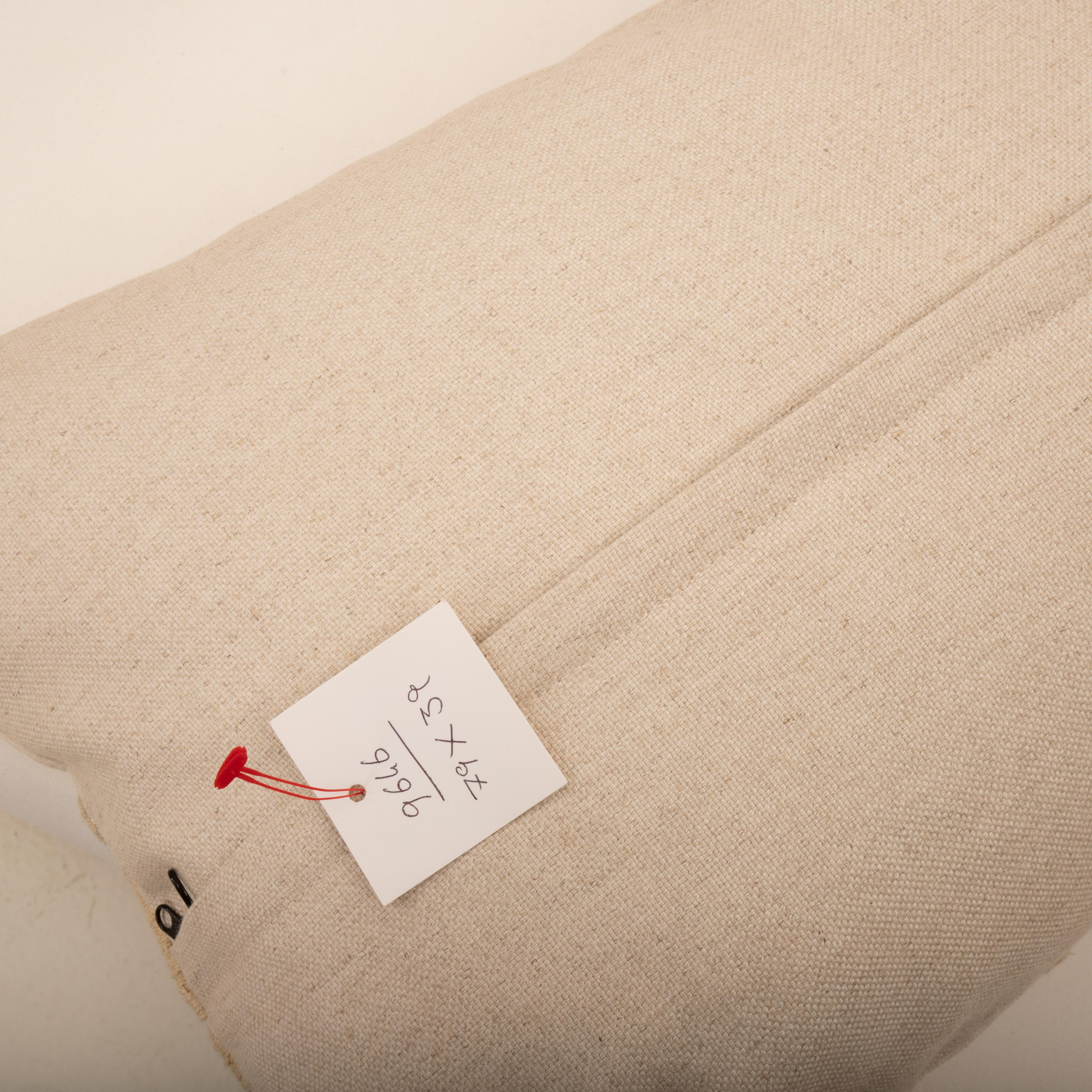 Coton Housse de coussin réalisée à partir d'un Suzani du milieu du 20e C., Ouzbékistan en vente