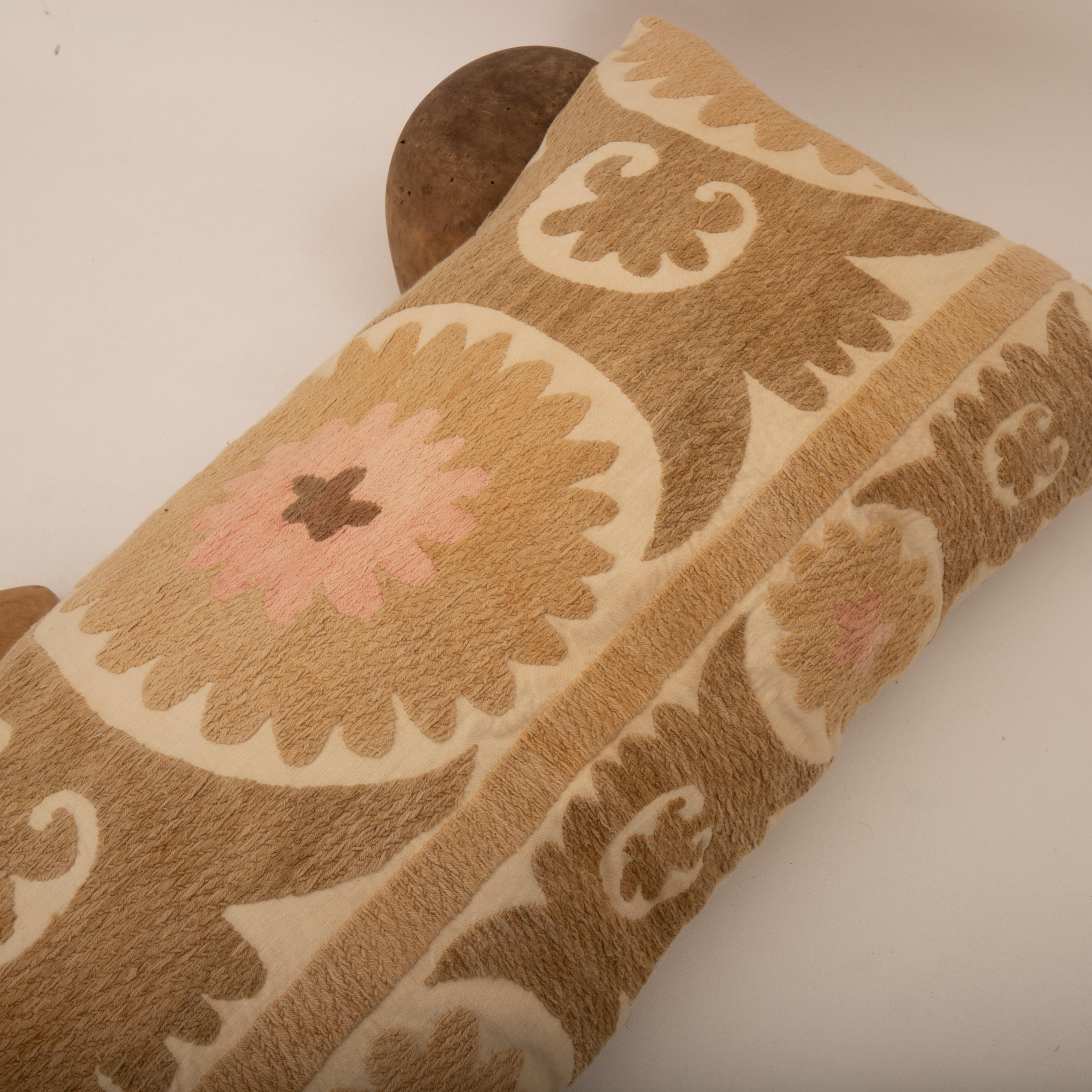 Housse de coussin réalisée à partir d'un Suzani du milieu du 20e C., Ouzbékistan en vente 1