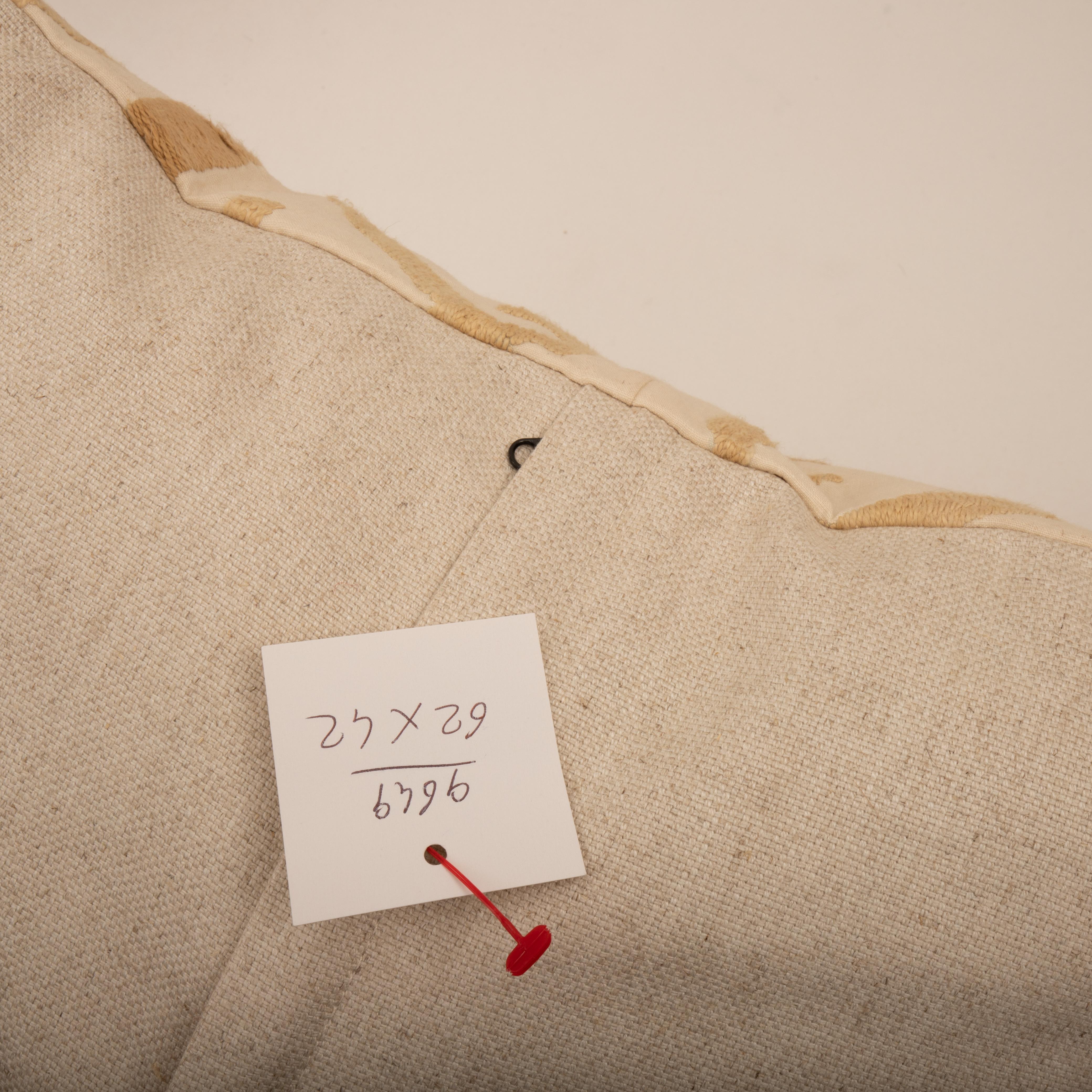 Coton Housse de coussin réalisée à partir d'un Suzani du milieu du 20e C., Ouzbékistan en vente