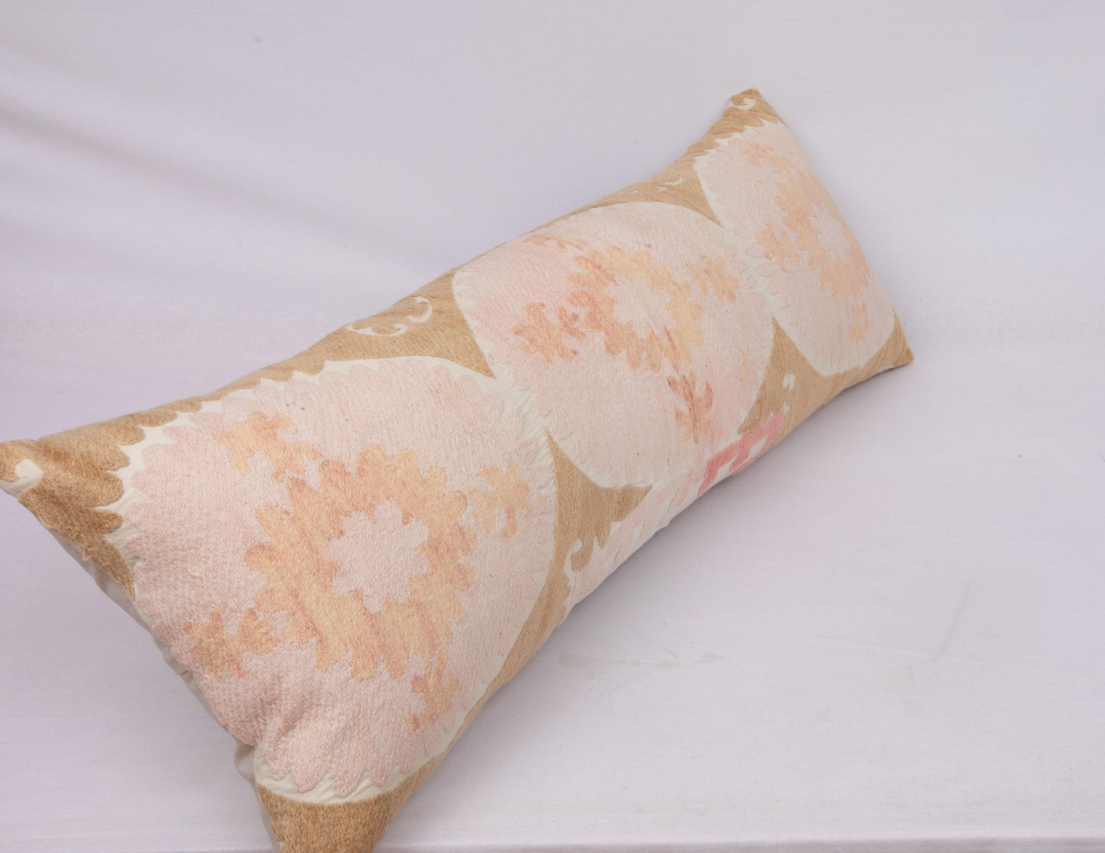 Coton Housse de coussin réalisée à partir d'un Suzani du milieu du 20e C., Ouzbékistan en vente