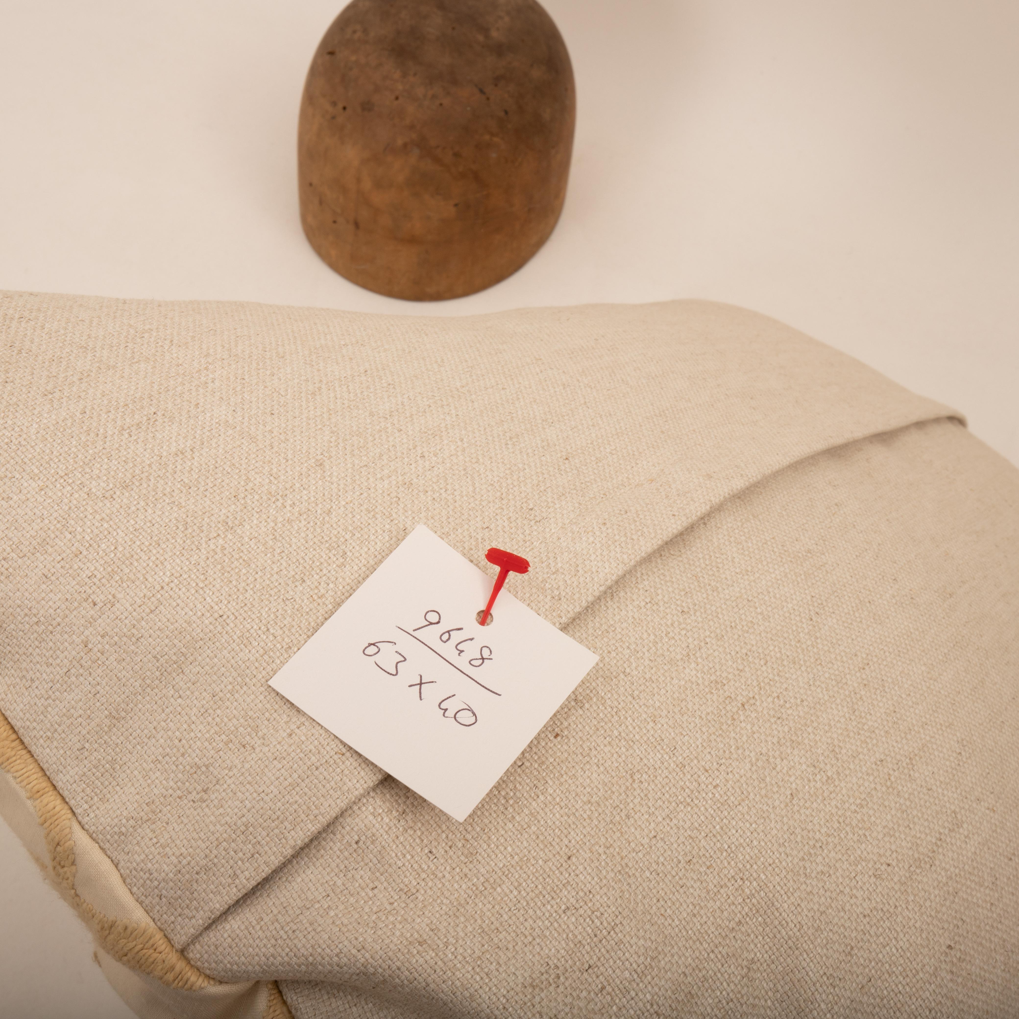 Housse de coussin réalisée à partir d'un Suzani du milieu du 20e C., Ouzbékistan en vente 1