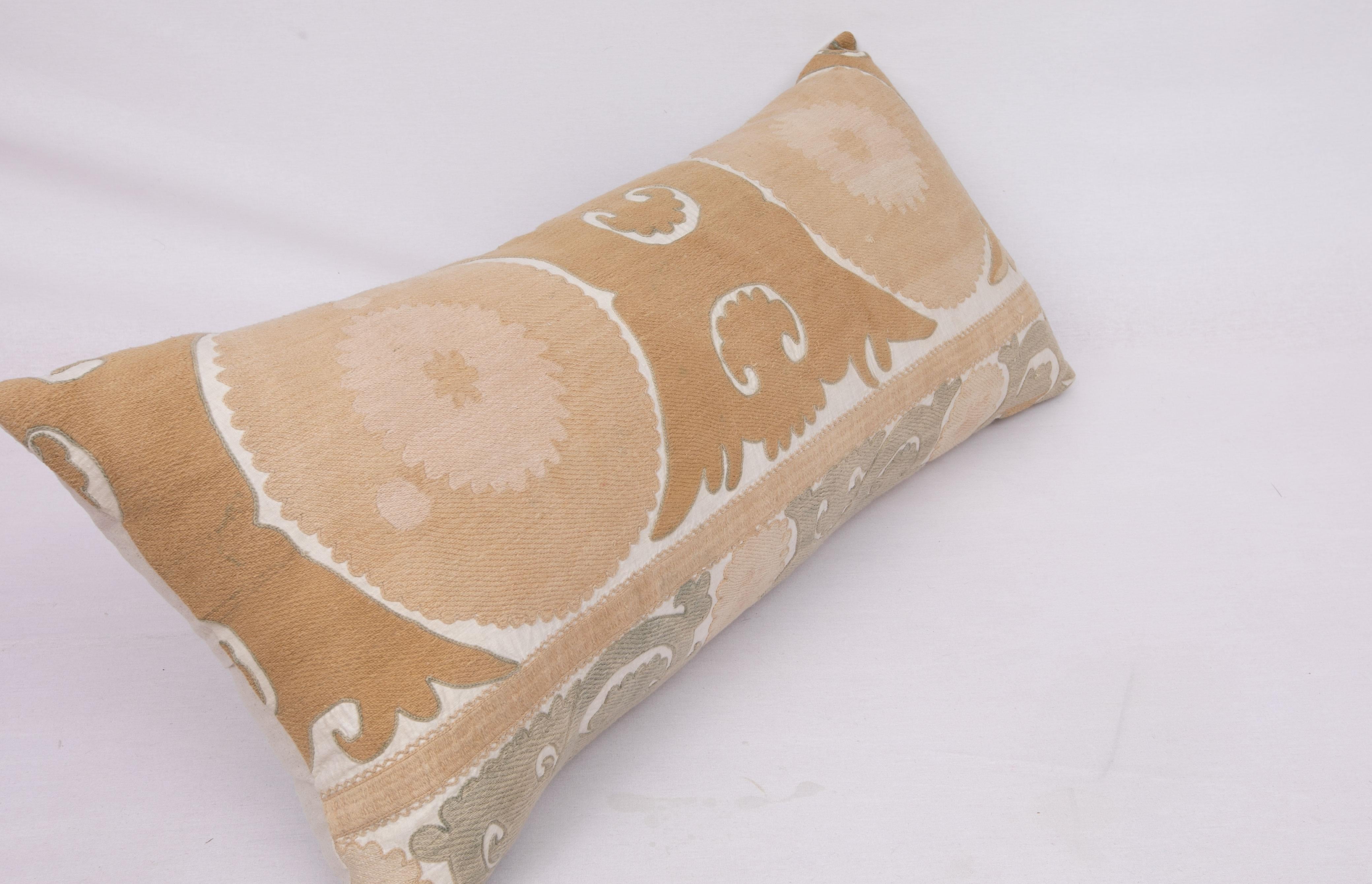 Housse de coussin réalisée à partir d'un Suzani du milieu du 20e C., Ouzbékistan en vente 1